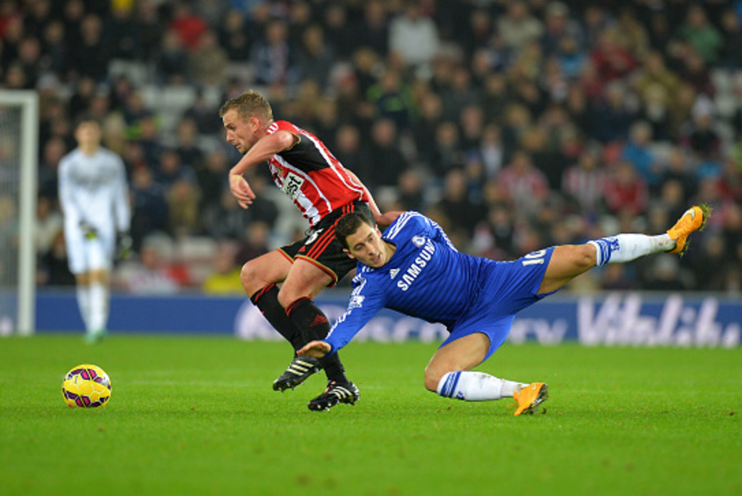 SUNDERLAND, ENGLAND - NOVEMBER 29: Lee Catermole of Sunderland is tackled by Eden Hazard of Chelsea during the Barclays Premier League match between Sunderland and Chelsea at the Stadium of Light on November 29, 2014 in Sunderland, England.  (Photo by Ton