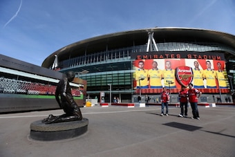 LONDON, ENGLAND - SEPTEMBER 01:  Arsenal fans look at a statue of former Arsenal player, Thierry Henry ahead of the Barclays Premier League match between Arsenal and Tottenham Hotspur at Emirates Stadium on September 01, 2013 in London, England.  (Photo b