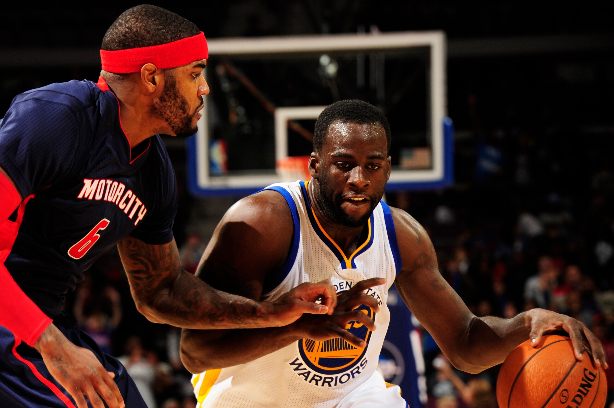 AUBURN HILLS, MI - NOVEMBER 30:  Draymond Green #23 of the Golden State Warriors handles the ball against the Detroit Pistons during the game on November 30, 2014 at The Palace of Auburn Hills in Auburn Hills, Michigan. NOTE TO USER: User expressly acknow