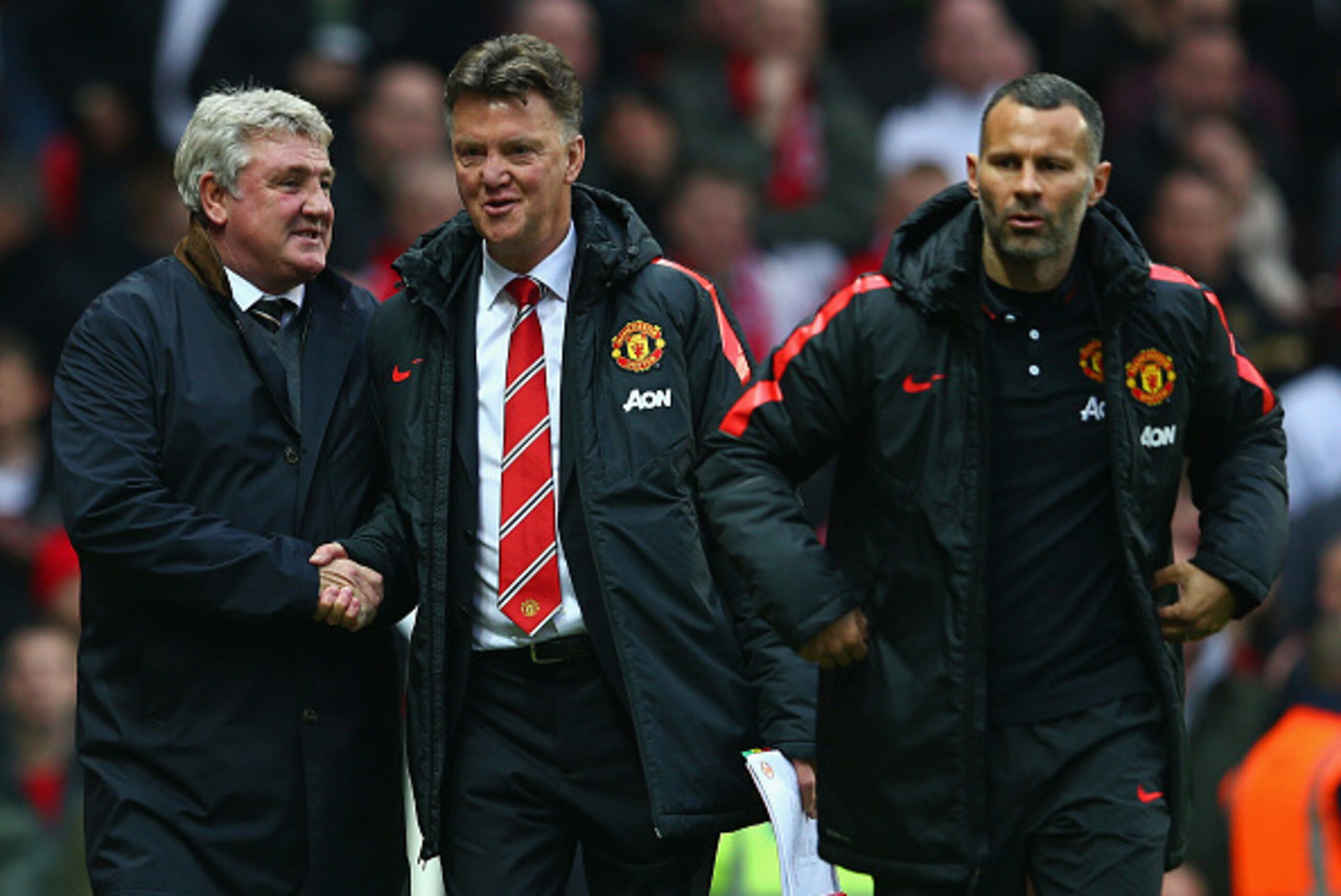 MANCHESTER, ENGLAND - NOVEMBER 29:  Steve Bruce manager of Hull City and Manager Louis van Gaal of Manchester United share a joke during the Barclays Premier League match between Manchester United and Hull City at Old Trafford on November 29, 2014 in Manc