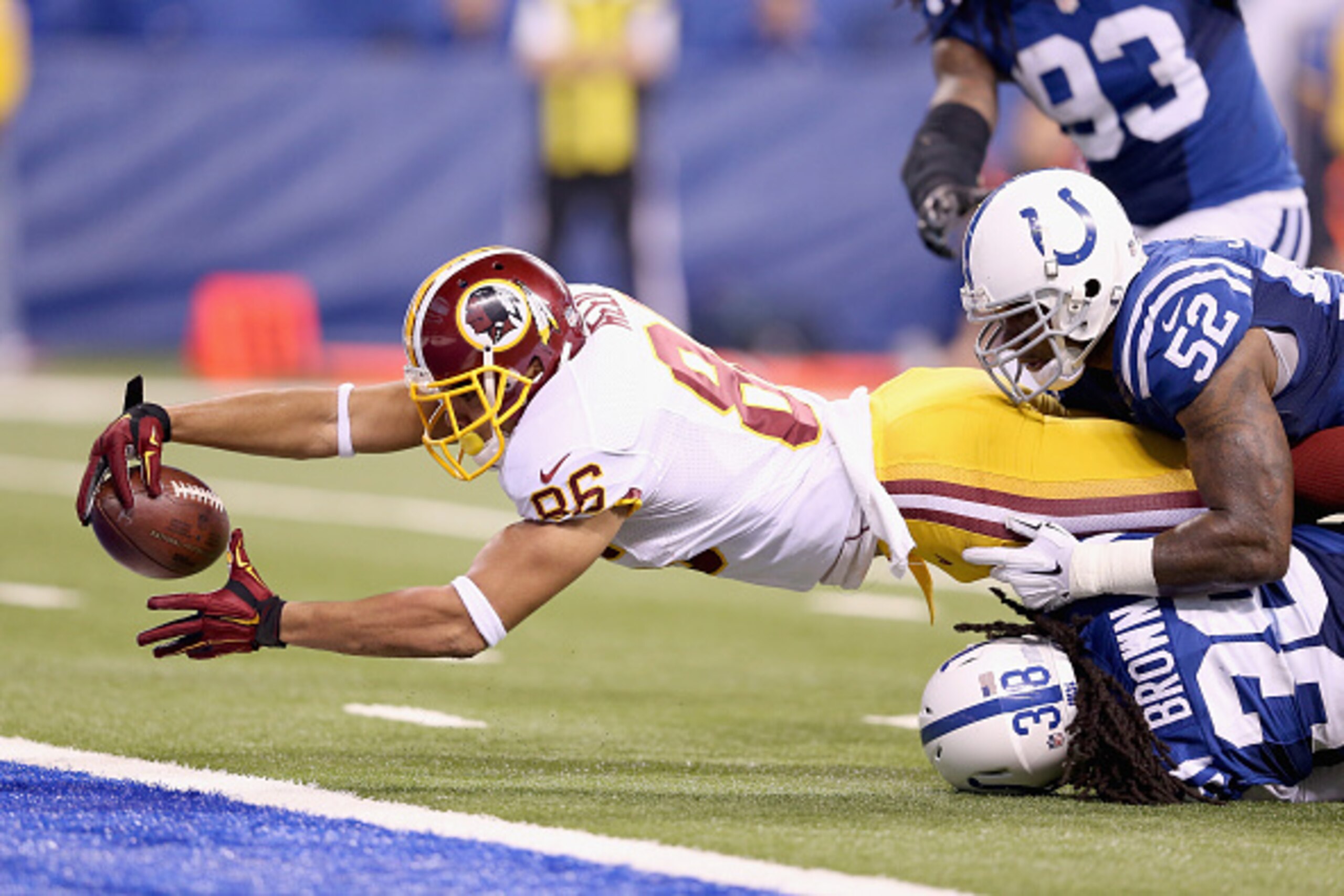 INDIANAPOLIS, IN - NOVEMBER 30: Jordan Reed #86 of the Washington Redskins reaches for the goal line during the game against the Indianapolis Colts at Lucas Oil Stadium on November 30, 2014 in Indianapolis, Indiana.  (Photo by Andy Lyons/Getty Images)