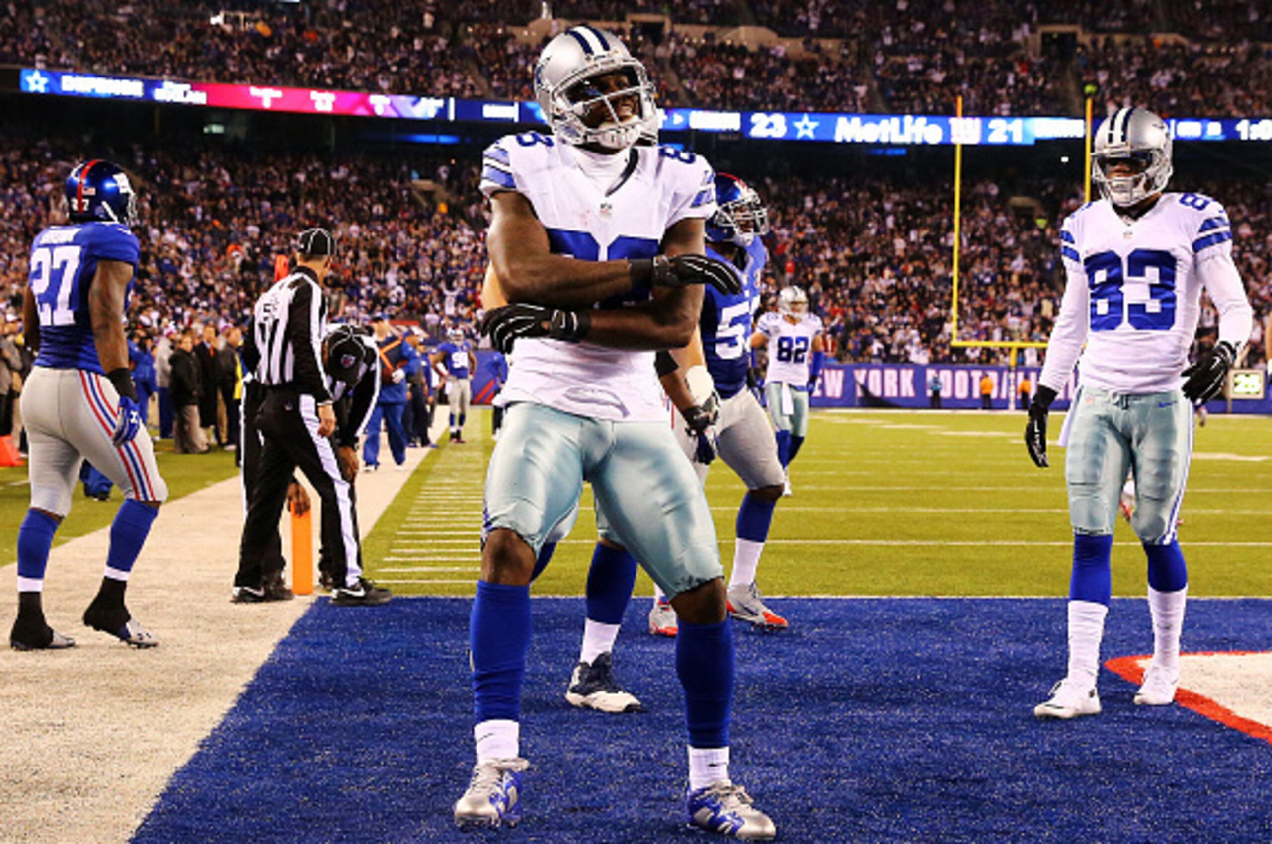 EAST RUTHERFORD, NJ - NOVEMBER 23:  Dez Bryant #88 of the Dallas Cowboys celebrates his touchdown in the third quarter against the New York Giants at MetLife Stadium on November 23, 2014 in East Rutherford, New Jersey.  (Photo by Al Bello/Getty Images)