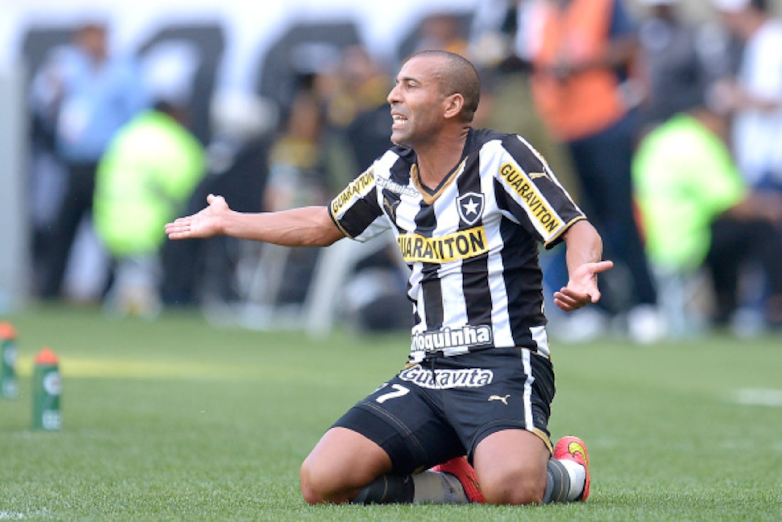 RIO DE JANEIRO, BRAZIL - AUGUST 31: Emerson Sheik of Botafogo yells during the match between Botafogo and Santos as part of Brasileirao Series A 2014 at Maracana stadium on August 31, 2014 in Rio de Janeiro, Brazil. (Photo by Alexandre Loureiro/Getty Imag