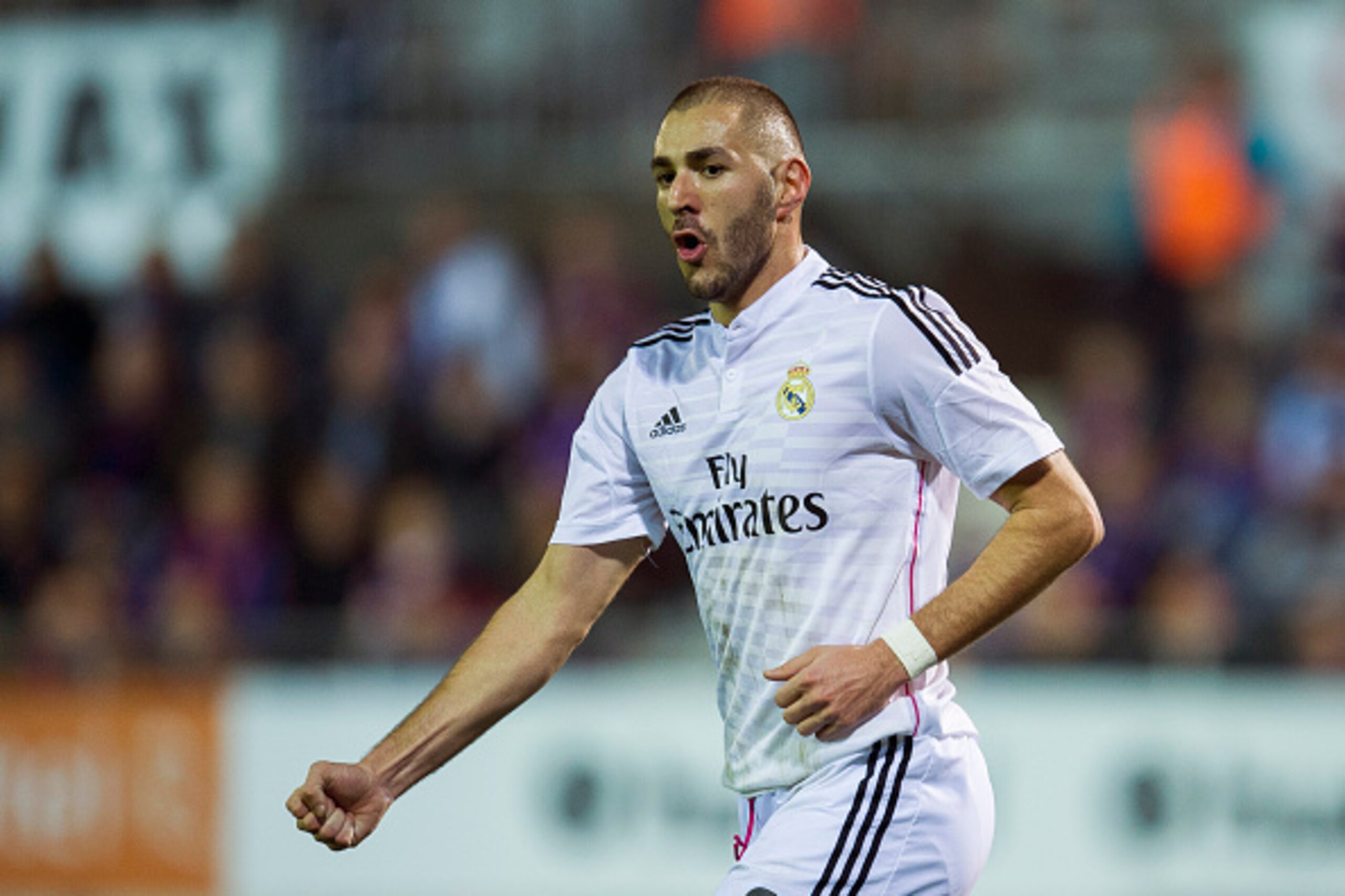 EIBAR, SPAIN - NOVEMBER 22:  Karim Benzema of Real Madrid celebrates after scoring during the La Liga match between SD Eibar and Real Madrid at Ipurua Municipal Stadium on November 22, 2014 in Eibar, Spain.  (Photo by Juan Manuel Serrano Arce/Getty Images