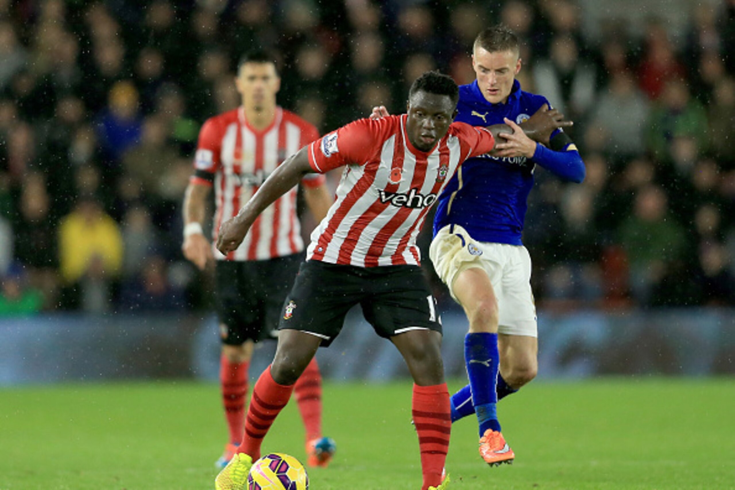 SOUTHAMPTON, ENGLAND - NOVEMBER 08: Jamie Vardy of Leicester City challenges Victor Wanyama of Southampton  during the Barclays Premier League match between Southampton and Leicester City at St Mary's Stadium on November 8, 2014 in Southampton, England.  