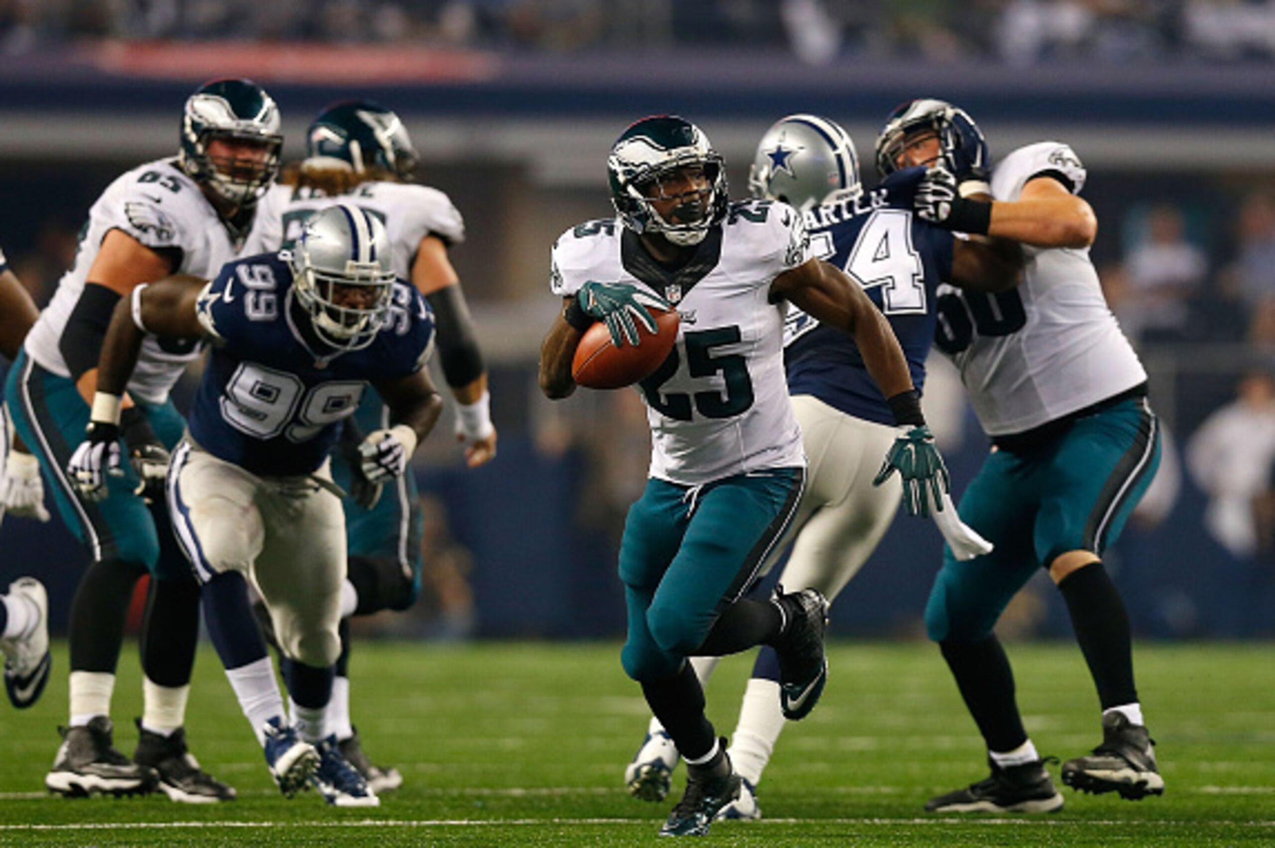 ARLINGTON, TX - NOVEMBER 27:  LeSean McCoy #25 of the Philadelphia Eagles runs for a touchdown against the Dallas Cowboys in the second half at AT&T Stadium on November 27, 2014 in Arlington, Texas.  (Photo by Tom Pennington/Getty Images)