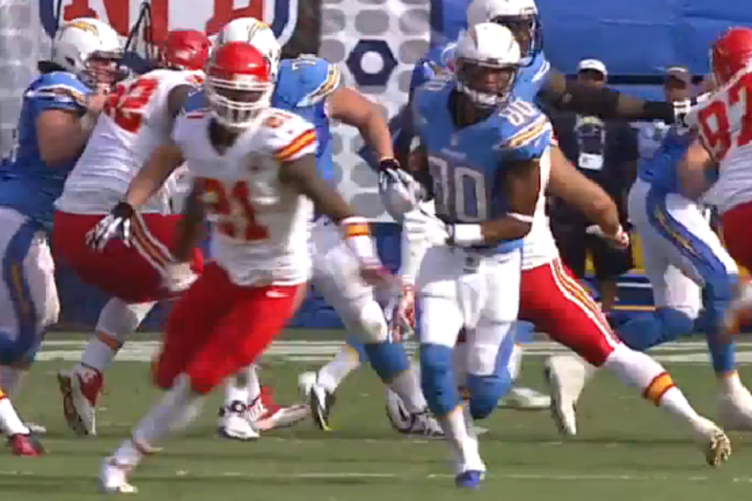 Floyd sells the route well and runs to the left, gaining separation from Smith.