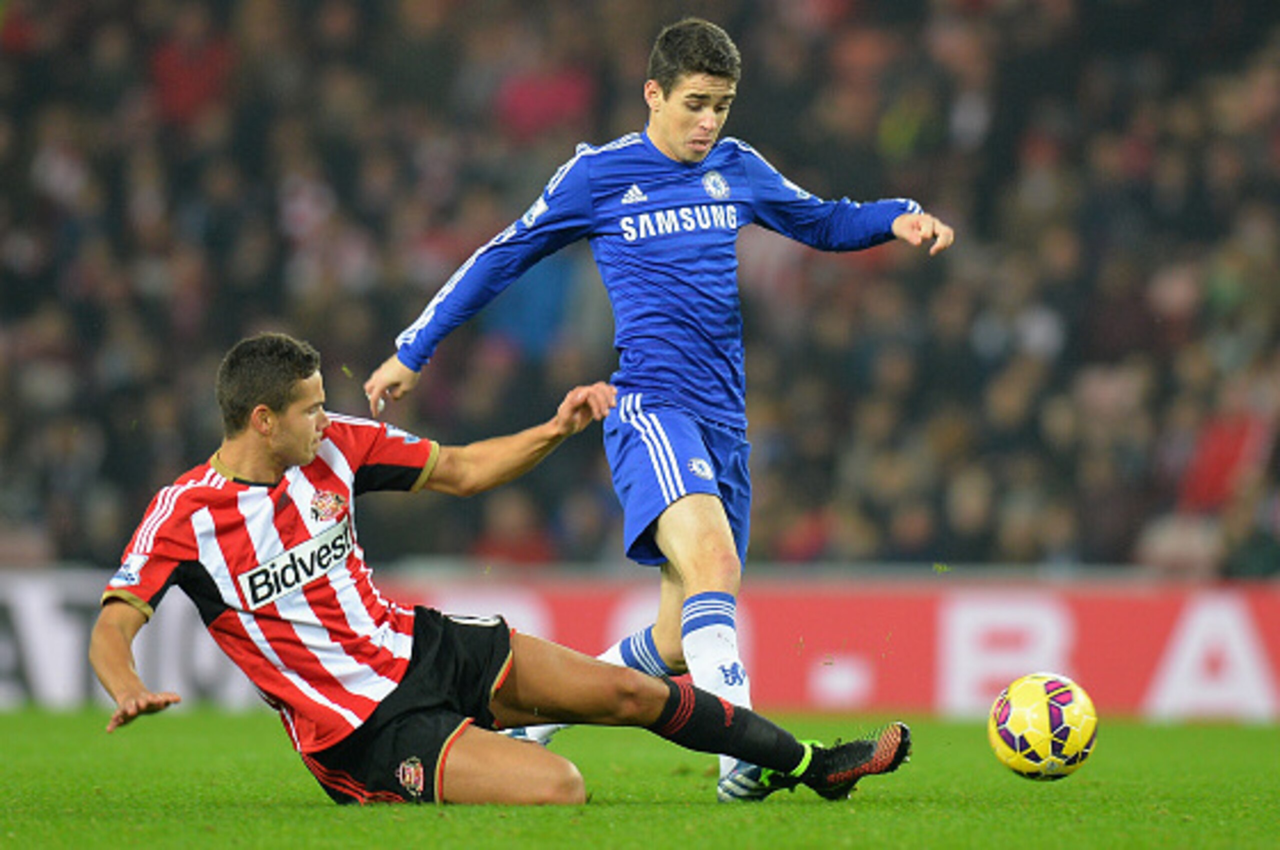 SUNDERLAND, ENGLAND - NOVEMBER 29:  Jack Rodwell of Sunderland tackles Oscar of Chelsea during the Barclays Premier League match between Sunderland and Chelsea at the Stadium of Light on November 29, 2014 in Sunderland, England.  (Photo by Tony Marshall/G