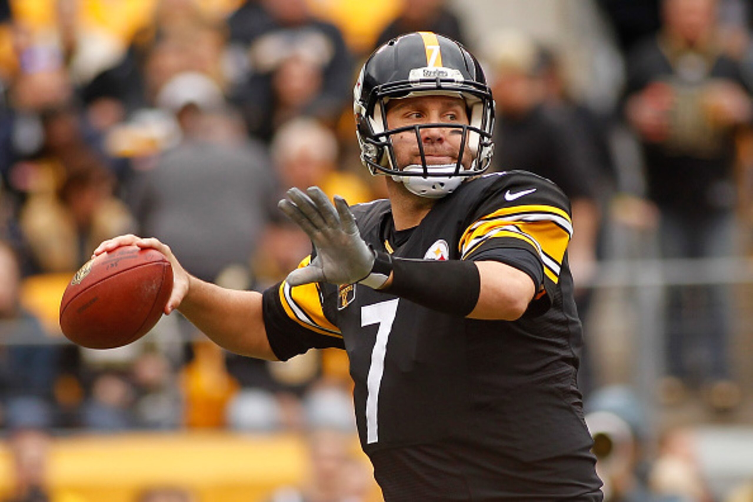 PITTSBURGH, PA - NOVEMBER 30:  Ben Roethlisberger #7 of the Pittsburgh Steelers throws a first quarter pass against the New Orleans Saints at Heinz Field on November 30, 2014 in Pittsburgh, Pennsylvania.  (Photo by Justin K. Aller/Getty Images)