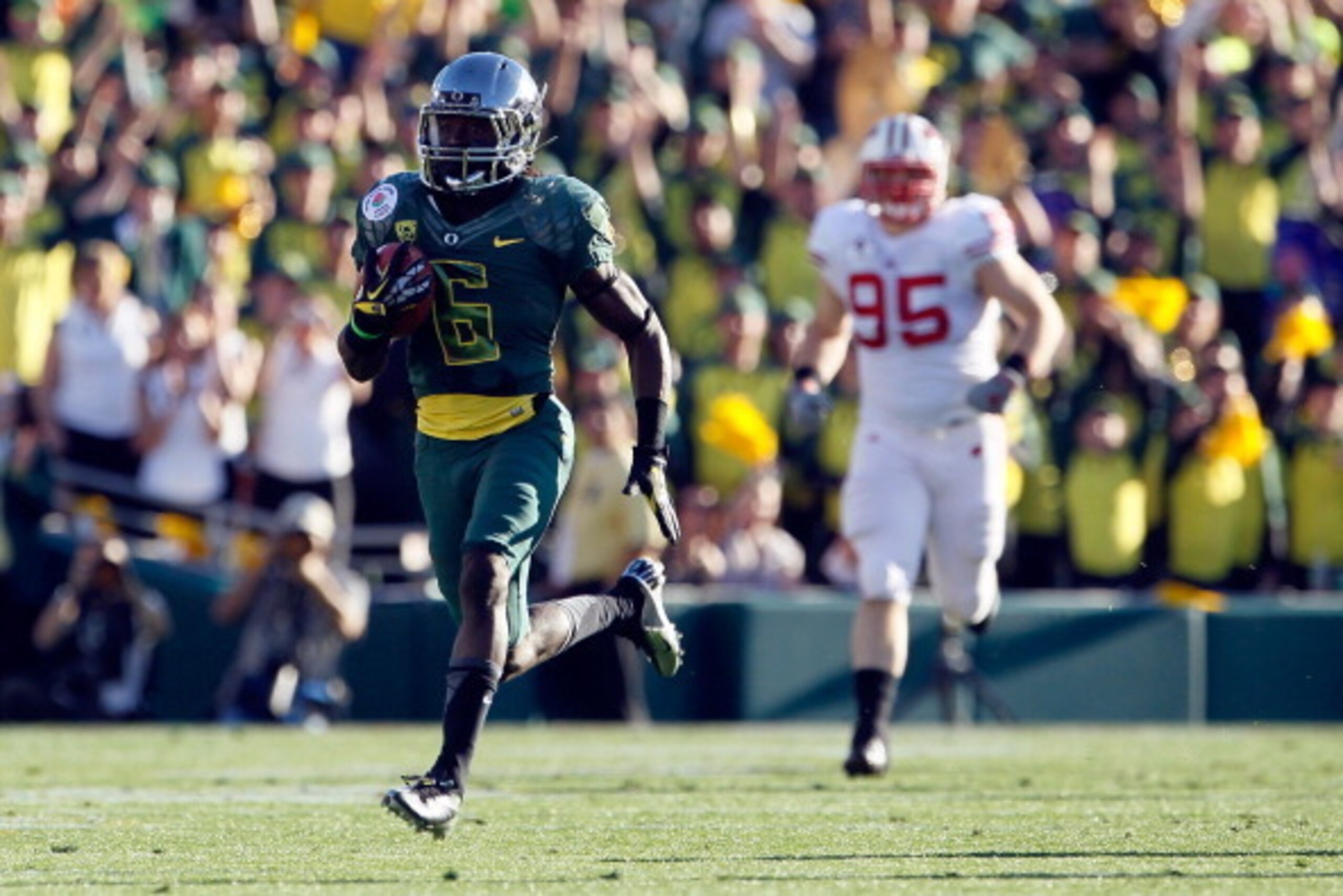 PASADENA, CA - JANUARY 02:  Running back De'Anthony Thomas #6 of the Oregon Ducks runs for a 91-yard touchdown in the first half against the Wisconsin Badgers setting a Rose Bowl record at the 98th Rose Bowl Game on January 2, 2012 in Pasadena, California