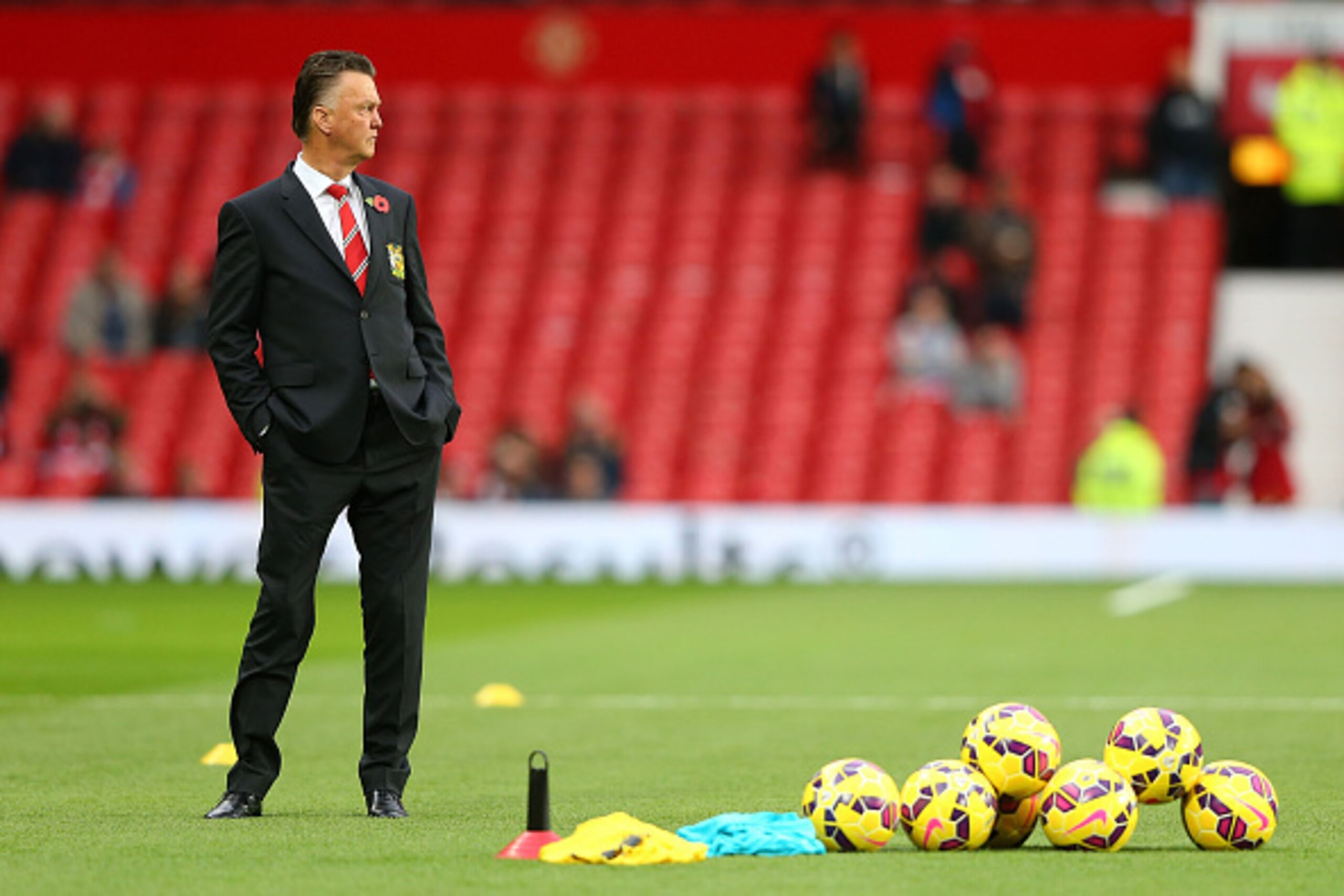 MANCHESTER, ENGLAND - OCTOBER 26:  Manchester United Manager Louis van Gaal looks on prior to the Barclays Premier League match between Manchester United and Chelsea at Old Trafford on October 26, 2014 in Manchester, England.  (Photo by Alex Livesey/Getty