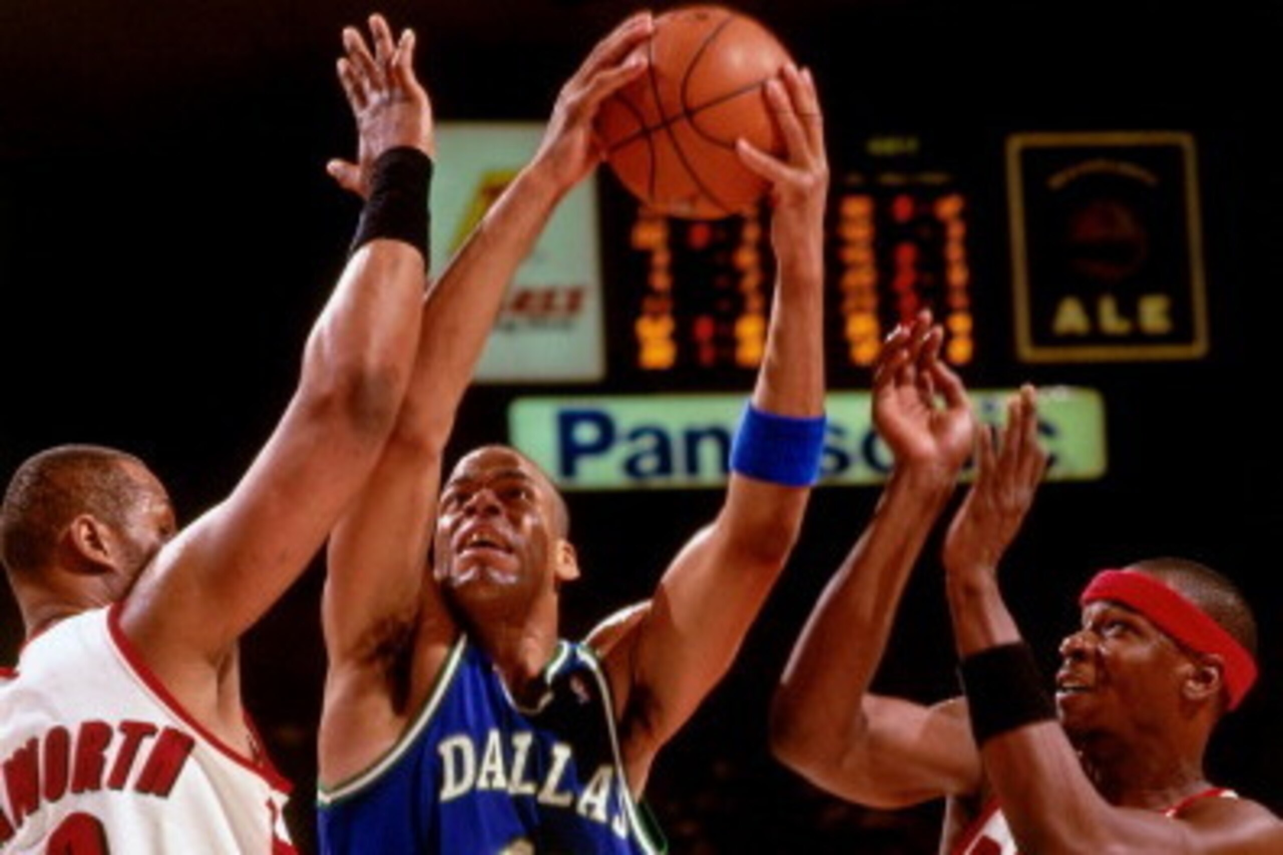 PORTLAND, OR - CIRCA 1993: Sean Rooks #45 of the Dallas Mavericks shoots against Kevin Duckworth #00 of the Portland Trailblazers during a game played circa 1993 at Memorial Coliseum in Portland, Oregon. NOTE TO USER: User expressly acknowledges and agree