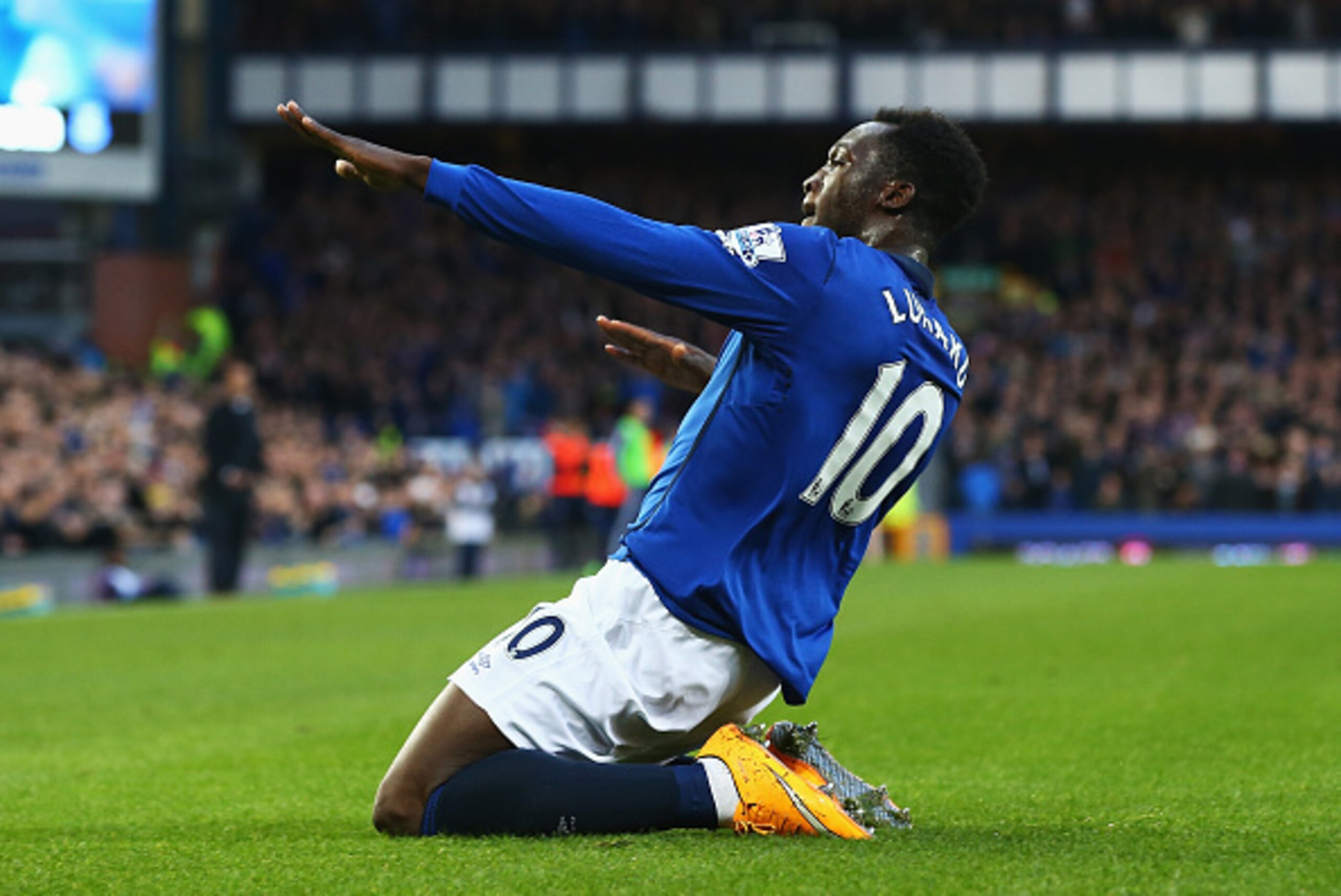 LIVERPOOL, ENGLAND - NOVEMBER 22:  Romelu Lukaku of Everton celebrates scoring the opening goal during the Barclays Premier League match between Everton and West Ham United at Goodison Park on November 22, 2014 in Liverpool, England.  (Photo by Matthew Le