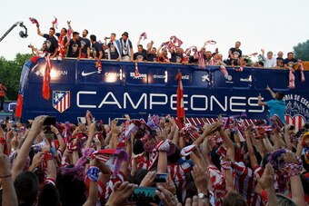 MADRID, SPAIN - MAY 18:  Club Atletico de Madrid players arrive on bus celebrating with the fans after their tenth La Liga title at Neptuno Square on May 18, 2014 in Madrid, Spain.  (Photo by Pablo Blazquez Dominguez/Getty Images)