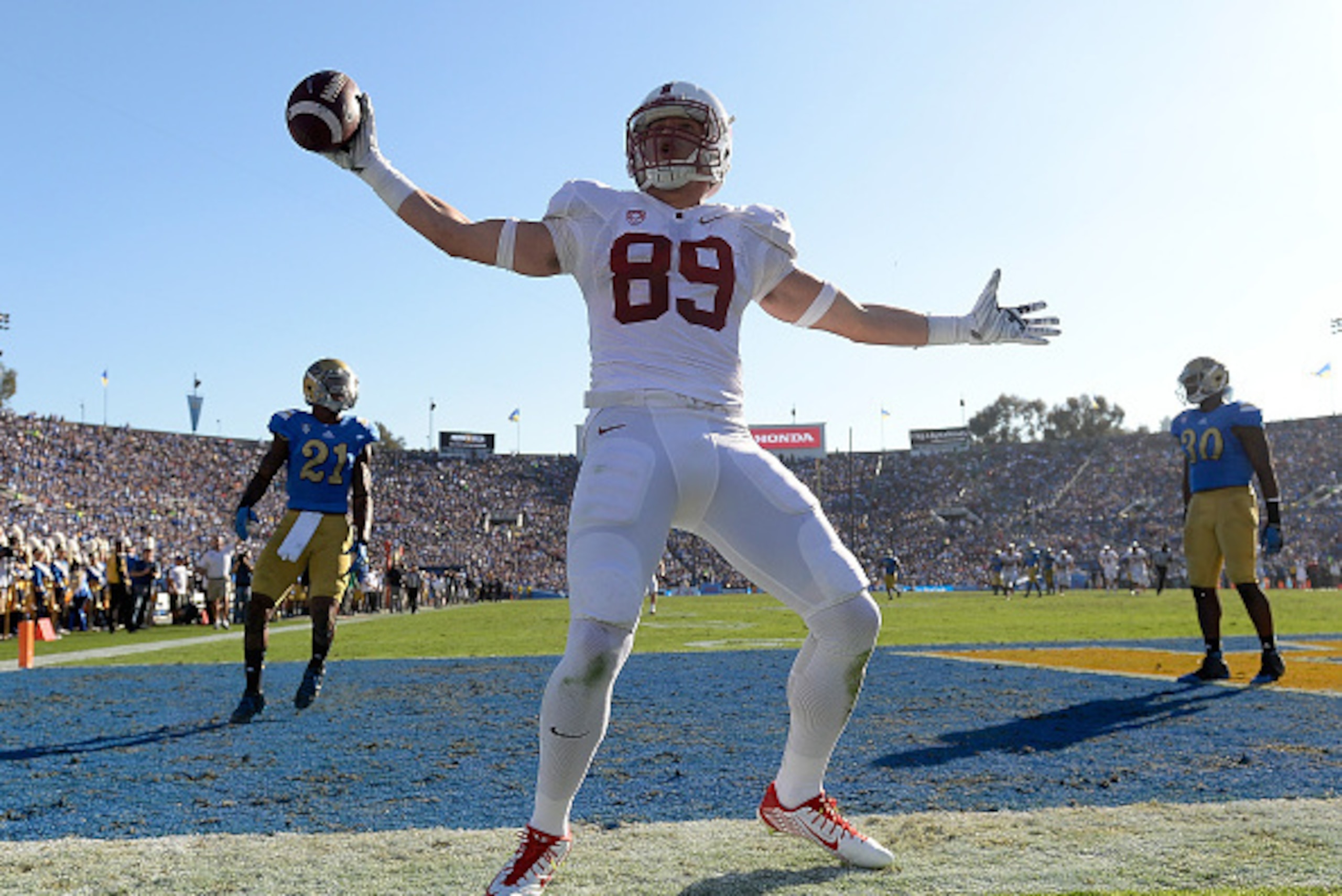 PASADENA, CA - NOVEMBER 28:  Devon Cajuste #89 of the Stanford Cardinal celebrates his touchdown for a 21-10 lead in front of during the second quarter at Rose Bowl on November 28, 2014 in Pasadena, California.  (Photo by Harry How/Getty Images)