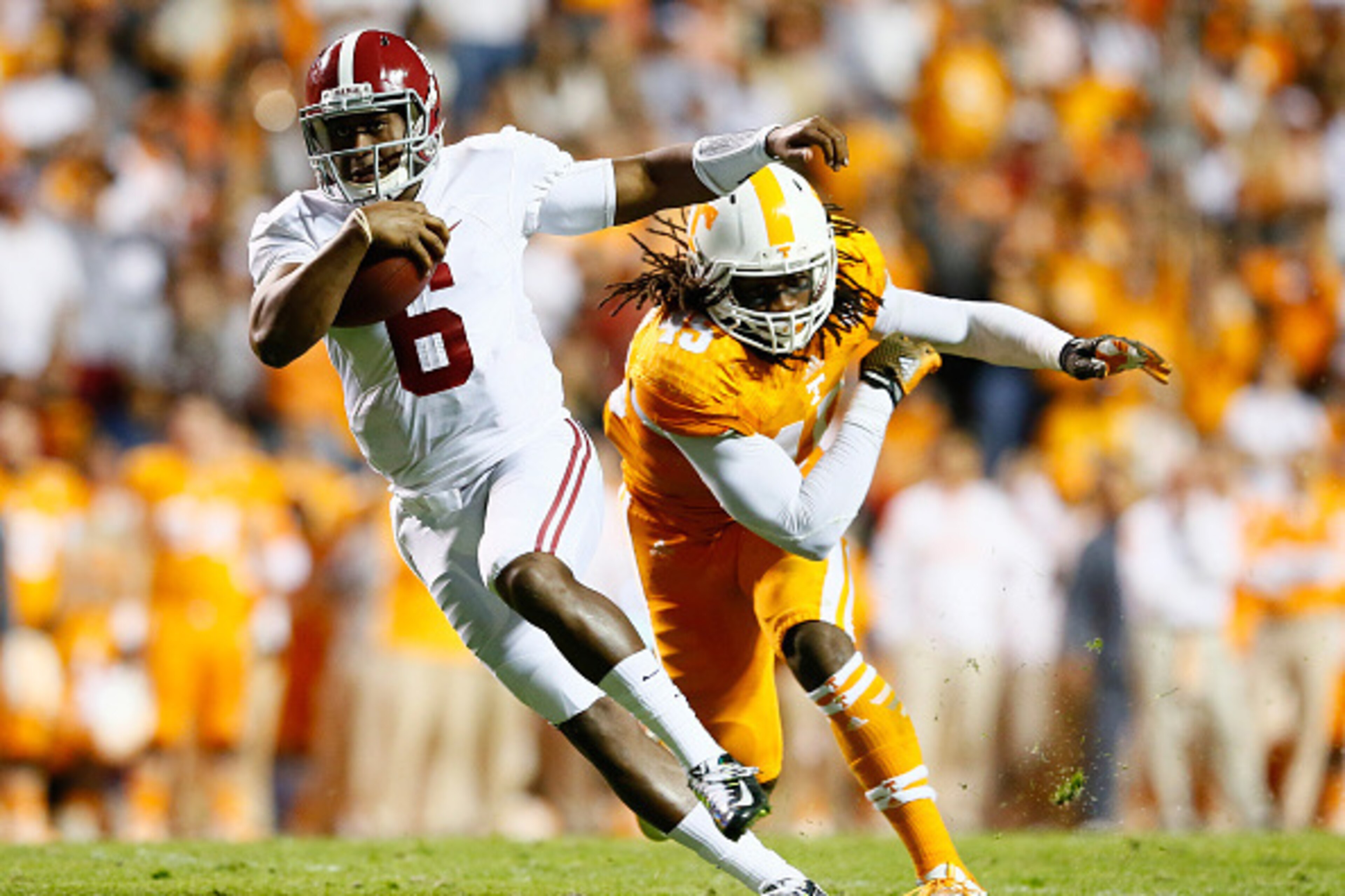 KNOXVILLE, TN - OCTOBER 25:  Blake Sims #6 of the Alabama Crimson Tide rushes past A.J. Johnson #45 of the Tennessee Volunteers on the way to a touchdown at Neyland Stadium on October 25, 2014 in Knoxville, Tennessee.  (Photo by Kevin C. Cox/Getty Images)