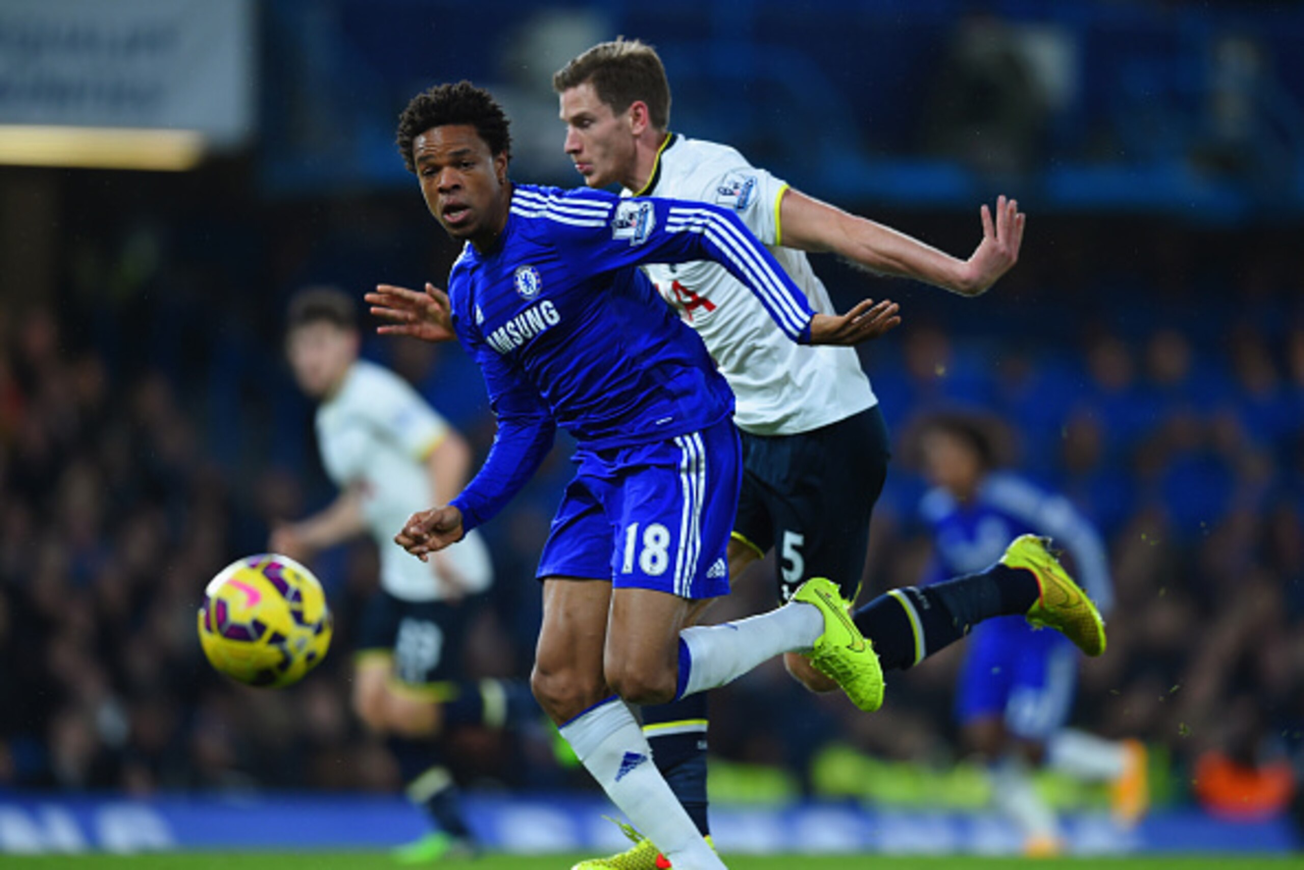 LONDON, ENGLAND - DECEMBER 03:  Loic Remy of Chelsea is marshalled by Jan Vertonghen of Spurs during the Barclays Premier League match between Chelsea and Tottenham Hotspur at Stamford Bridge on December 3, 2014 in London, England.  (Photo by Paul Gilham/