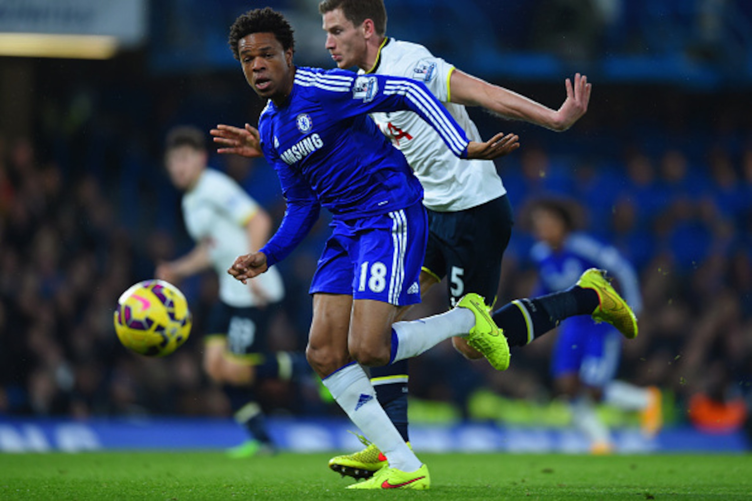 LONDON, ENGLAND - DECEMBER 03:  Loic Remy of Chelsea is marshalled by Jan Vertonghen of Spurs during the Barclays Premier League match between Chelsea and Tottenham Hotspur at Stamford Bridge on December 3, 2014 in London, England.  (Photo by Paul Gilham/
