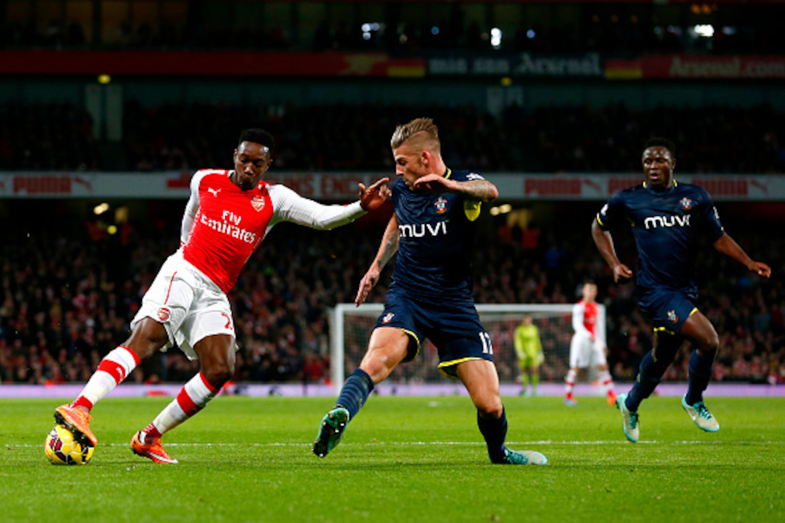 LONDON, ENGLAND - DECEMBER 03: Danny Welbeck of Arsenal turns past Toby Alderweireld of Southampton during the Barclays Premier League match between Arsenal and Southampton at Emirates Stadium on December 3, 2014 in London, England. (Photo by Julian Fin LONDON, ENGLAND - DECEMBER 03: Danny Welbeck of Arsenal turns past Toby Alderweireld of Southampton during the Barclays Premier League match between Arsenal and Southampton at Emirates Stadium on December 3, 2014 in London, England. (Photo by Julian Fin