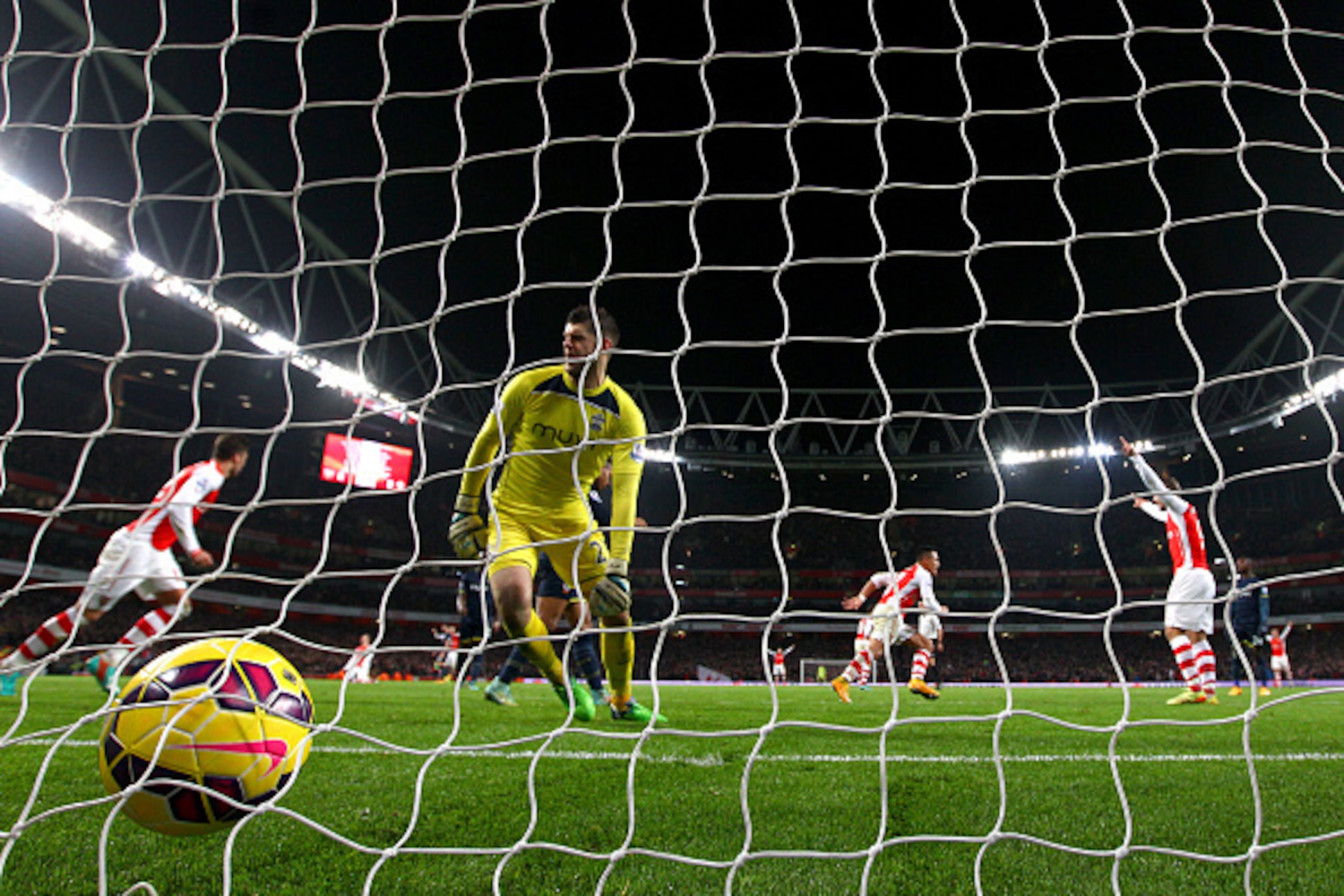 LONDON, ENGLAND - DECEMBER 03:  Alexis Sanchez of Arsenal celebrates after scoring the winning goal past Fraser Forster of Southampton during the Barclays Premier League match between Arsenal and Southampton at Emirates Stadium on December 3, 2014 in Lond