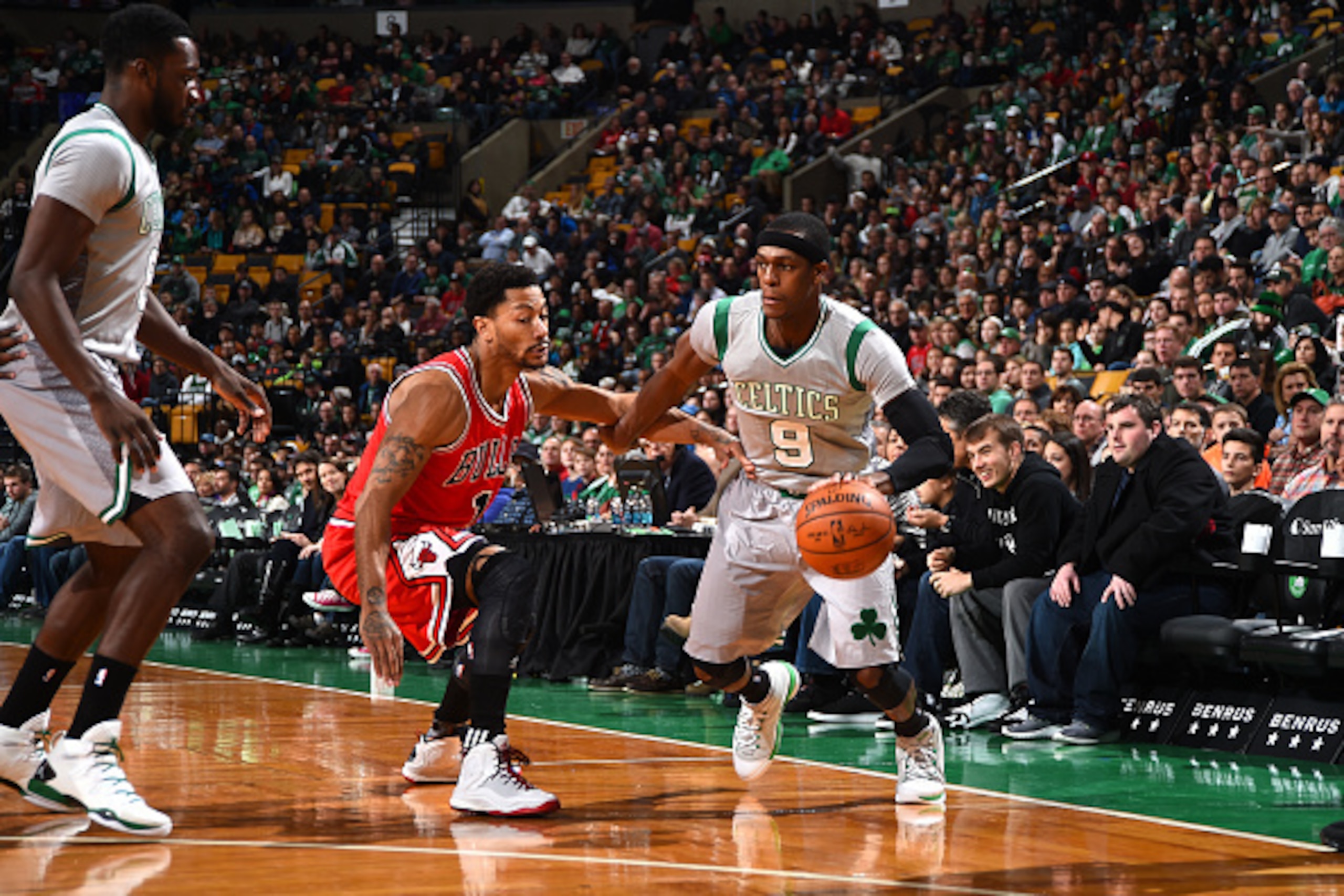 BOSTON, MA - NOVEMBER 28:  Rajon Rondo #9 of the Boston Celtics handles the ball against Derrick Rose #1 of the Chicago Bulls on November 28, 2014 at the TD Garden in Boston, Massachusetts. NOTE TO USER: User expressly acknowledges and agrees that, by dow
