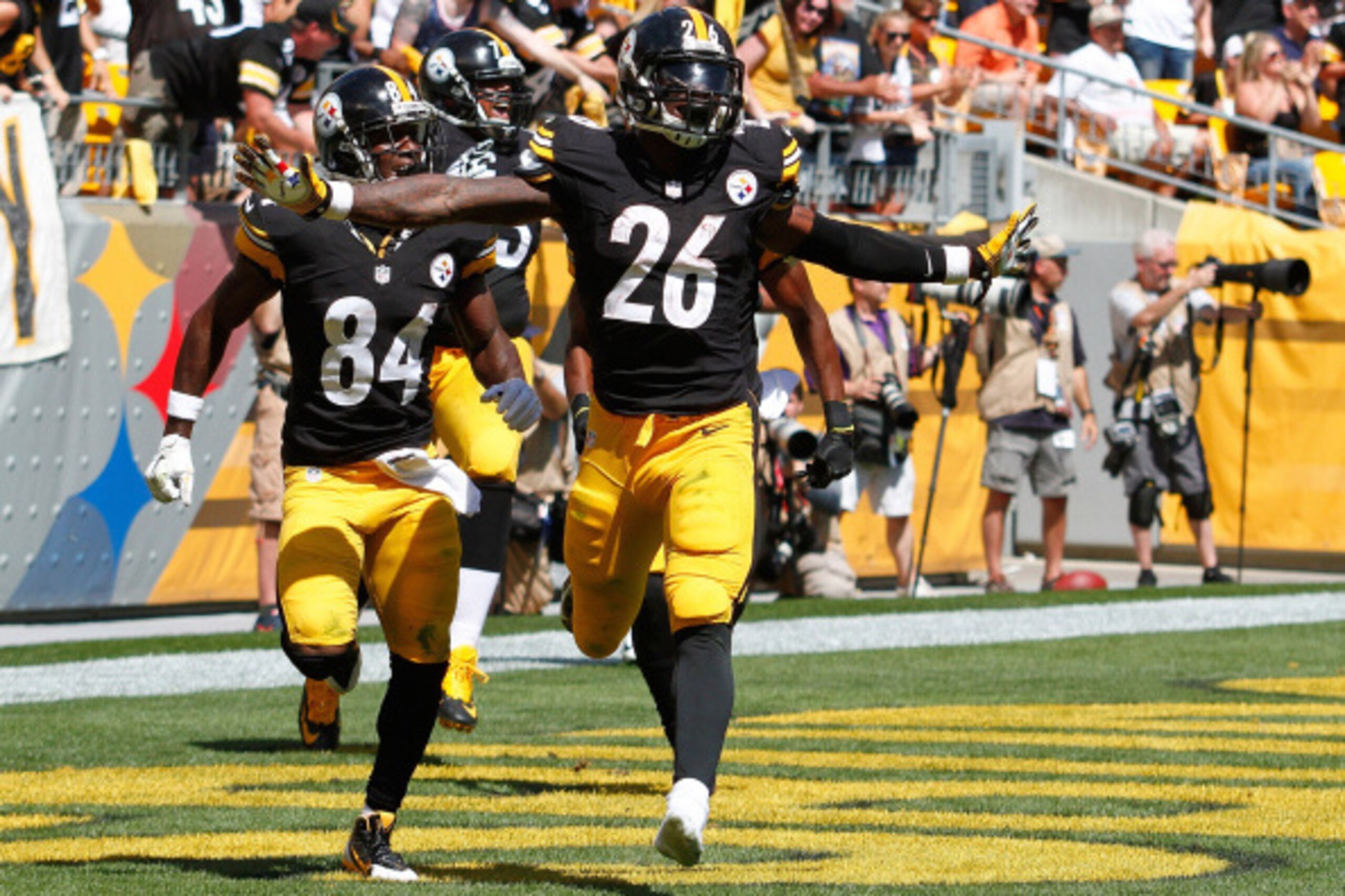 PITTSBURGH, PA - SEPTEMBER 7:  Le'Veon Bell #26 celebrates his touchdown with Antonio Brown #84 of the Pittsburgh Steelers during the second quarter against the Cleveland Browns at Heinz Field on September 7, 2014 in Pittsburgh, Pennsylvania.  (Photo by J