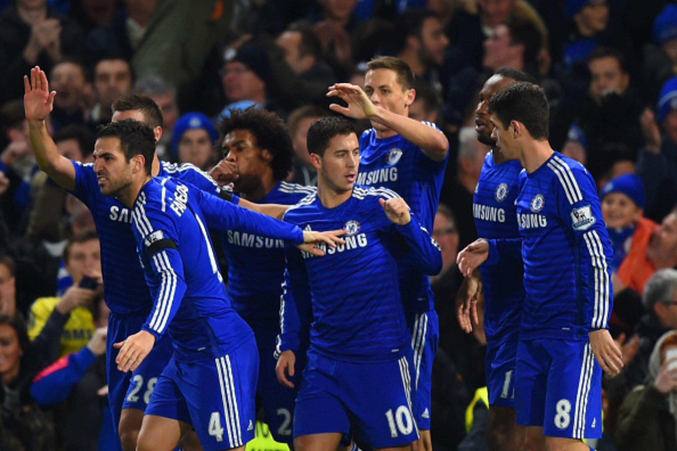 LONDON, ENGLAND - DECEMBER 03: Eden Hazard of Chelsea celebrates with team mates after scoring the opening goal during the Barclays Premier League match between Chelsea and Tottenham Hotspur at Stamford Bridge on December 3, 2014 in London, England. (Ph LONDON, ENGLAND - DECEMBER 03: Eden Hazard of Chelsea celebrates with team mates after scoring the opening goal during the Barclays Premier League match between Chelsea and Tottenham Hotspur at Stamford Bridge on December 3, 2014 in London, England. (Ph