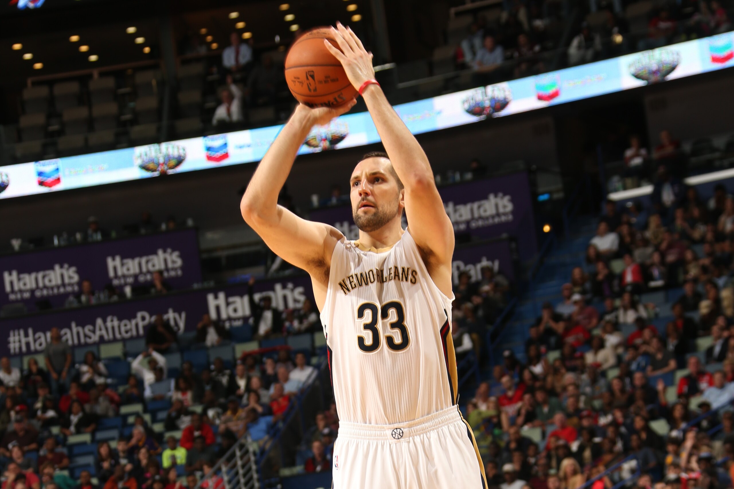 NEW ORLEANS, LA - DECEMBER 2: Ryan Anderson #33 of the New Orleans Pelicans shoots the ball against the Oklahoma City Thunder during the game on December 2, 2014 at the Smoothie King Center in New Orleans, Louisiana. NOTE TO USER: User expressly acknowle NEW ORLEANS, LA - DECEMBER 2: Ryan Anderson #33 of the New Orleans Pelicans shoots the ball against the Oklahoma City Thunder during the game on December 2, 2014 at the Smoothie King Center in New Orleans, Louisiana. NOTE TO USER: User expressly acknowle