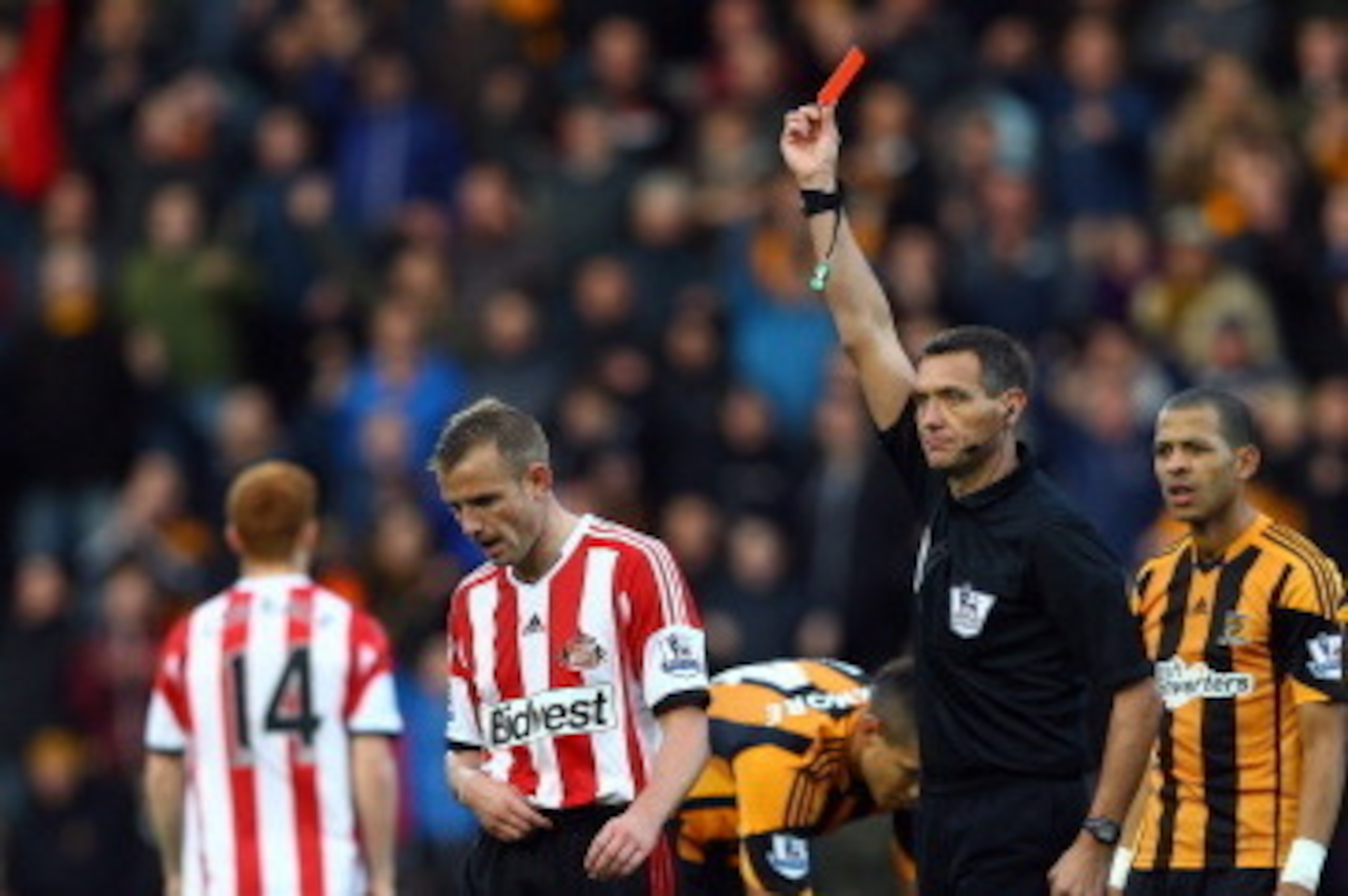 HULL, ENGLAND - NOVEMBER 02:  Lee Cattermole of Sunderland is sent off with a red card by referee Andre Marriner after a foul on Ahmed Elmohamady (down) of Hull during the Barclays Premier League match between Hull City and Sunderland at KC Stadium on Nov
