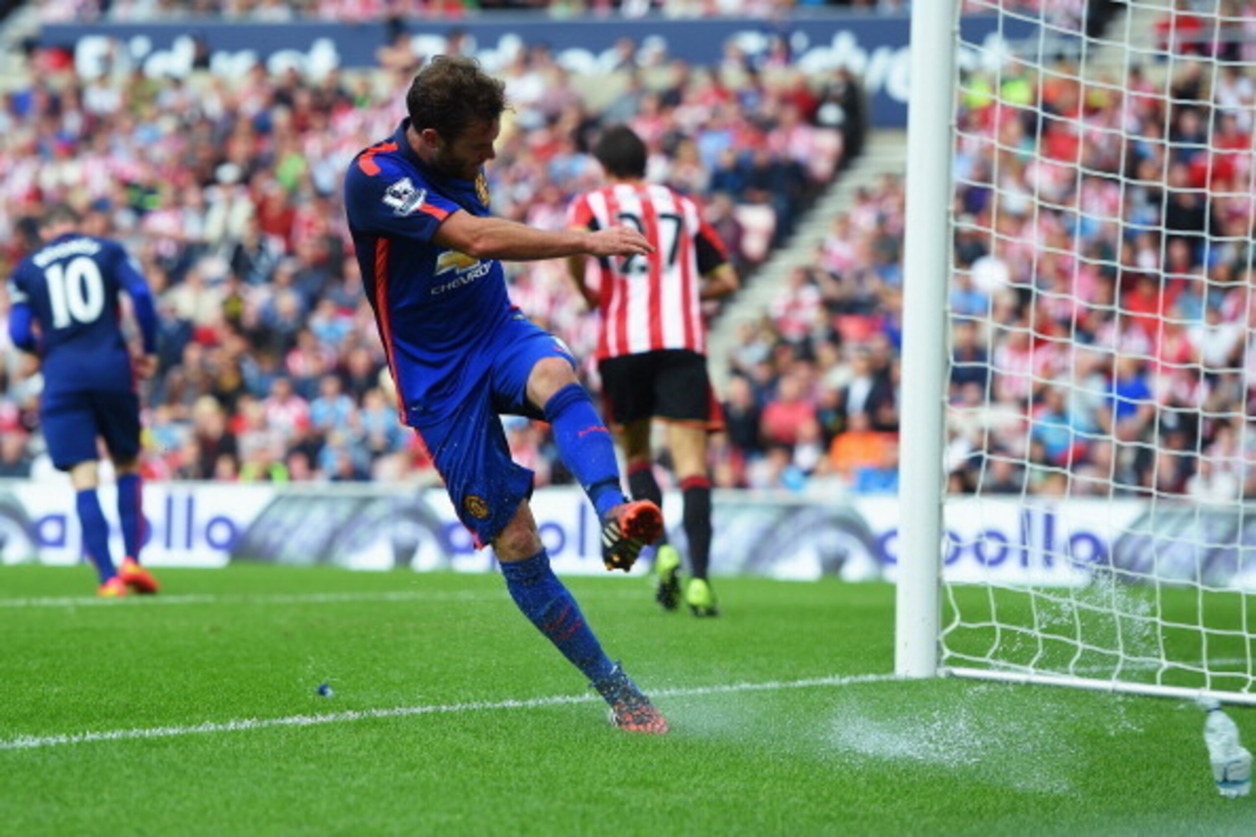 SUNDERLAND, ENGLAND - AUGUST 24:  Juan Mata of Manchester United kicks a water bottle in frustration during the Barclays Premier League match between Sunderland and Manchester United at Stadium of Light on August 24, 2014 in Sunderland, England.  (Photo b