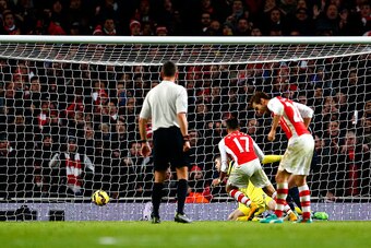 LONDON, ENGLAND - DECEMBER 03:  Alexis Sanchez of Arsenal scores the opening goal during the Barclays Premier League match between Arsenal and Southampton at Emirates Stadium on December 3, 2014 in London, England.  (Photo by Julian Finney/Getty Images)