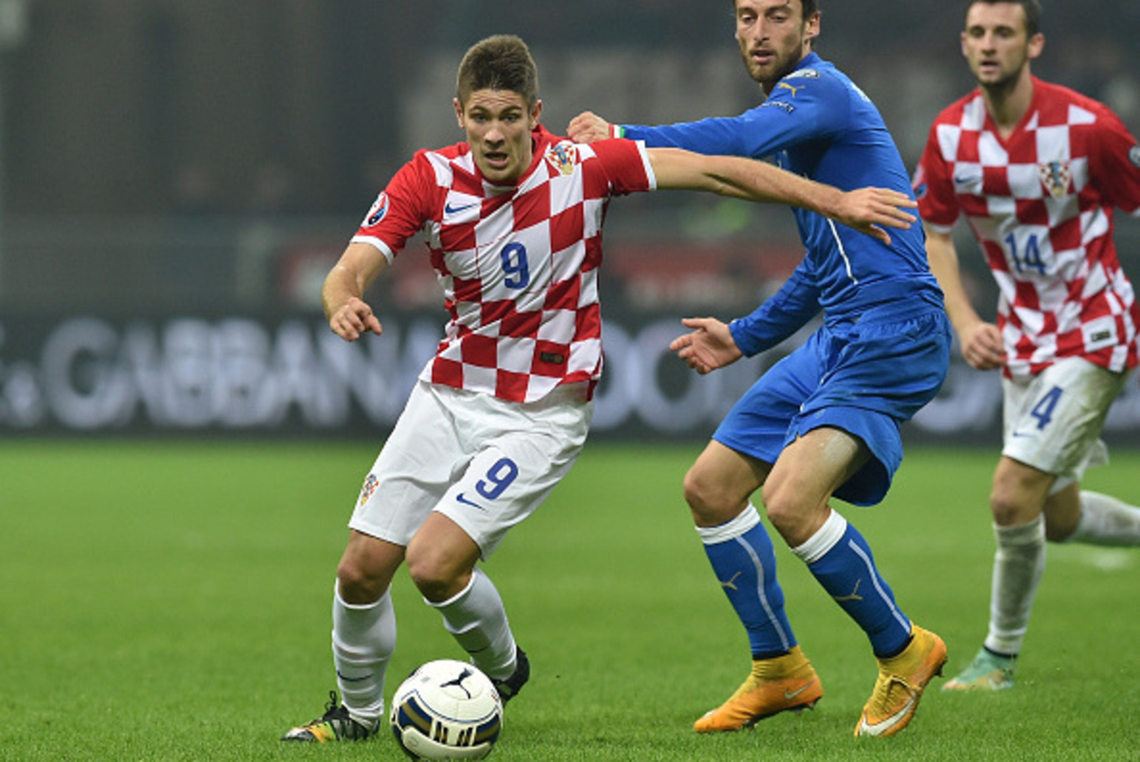 MILAN, ITALY - NOVEMBER 16:  Claudio Marchisio (R) of Italy competes with Andrej  Kramaric of Croatia during the EURO 2016 Group H Qualifier match between Italy and Croatia at Stadio Giuseppe Meazza on November 16, 2014 in Milan, Italy.  (Photo by Valerio
