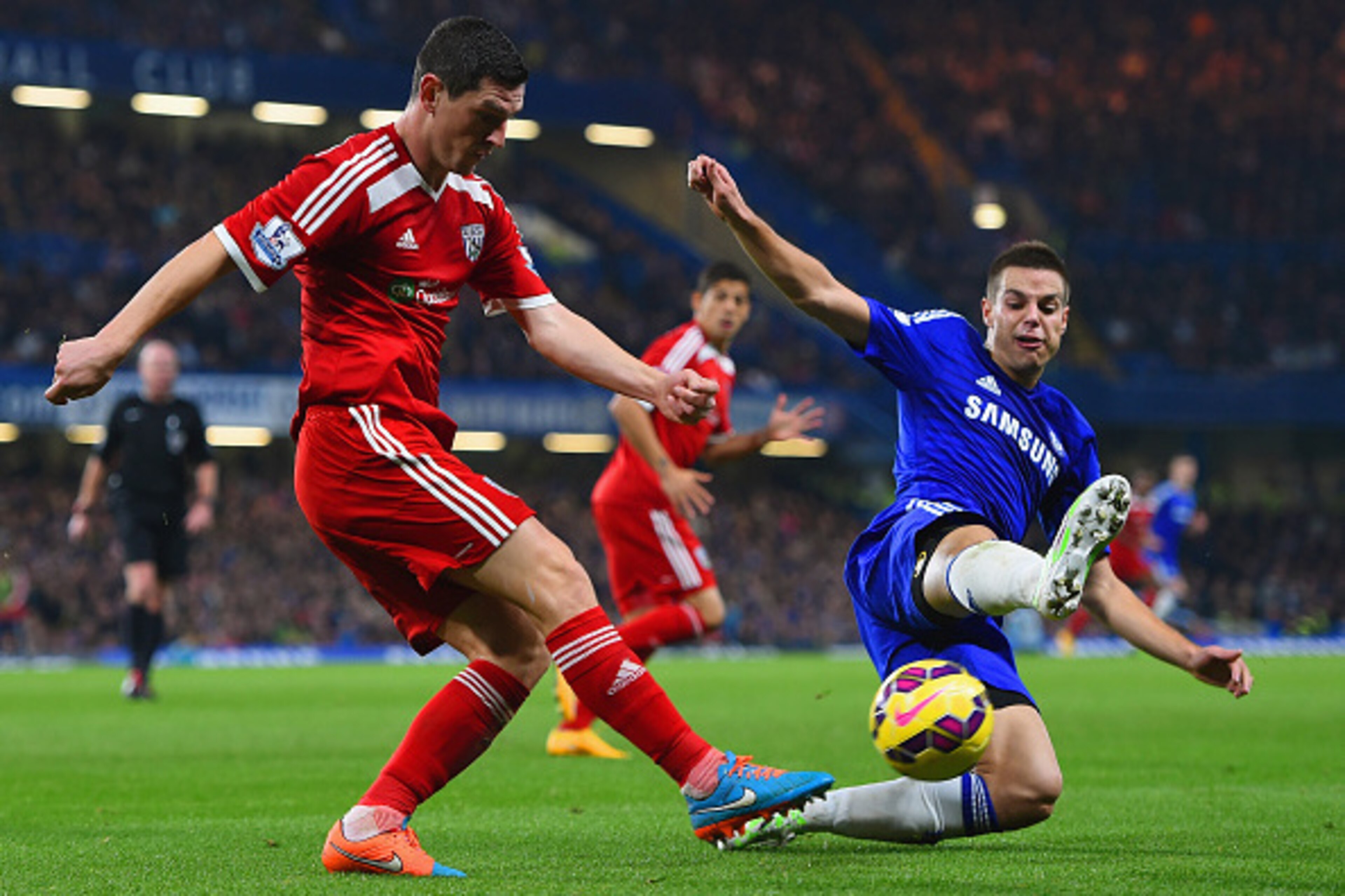 LONDON, ENGLAND - NOVEMBER 22:  Graham Dorrans of West Brom is challenged by Cesar Azpilicueta of Chelsea during the Barclays Premier League match between Chelsea and West Bromwich Albion at Stamford Bridge on November 22, 2014 in London, England.  (Photo