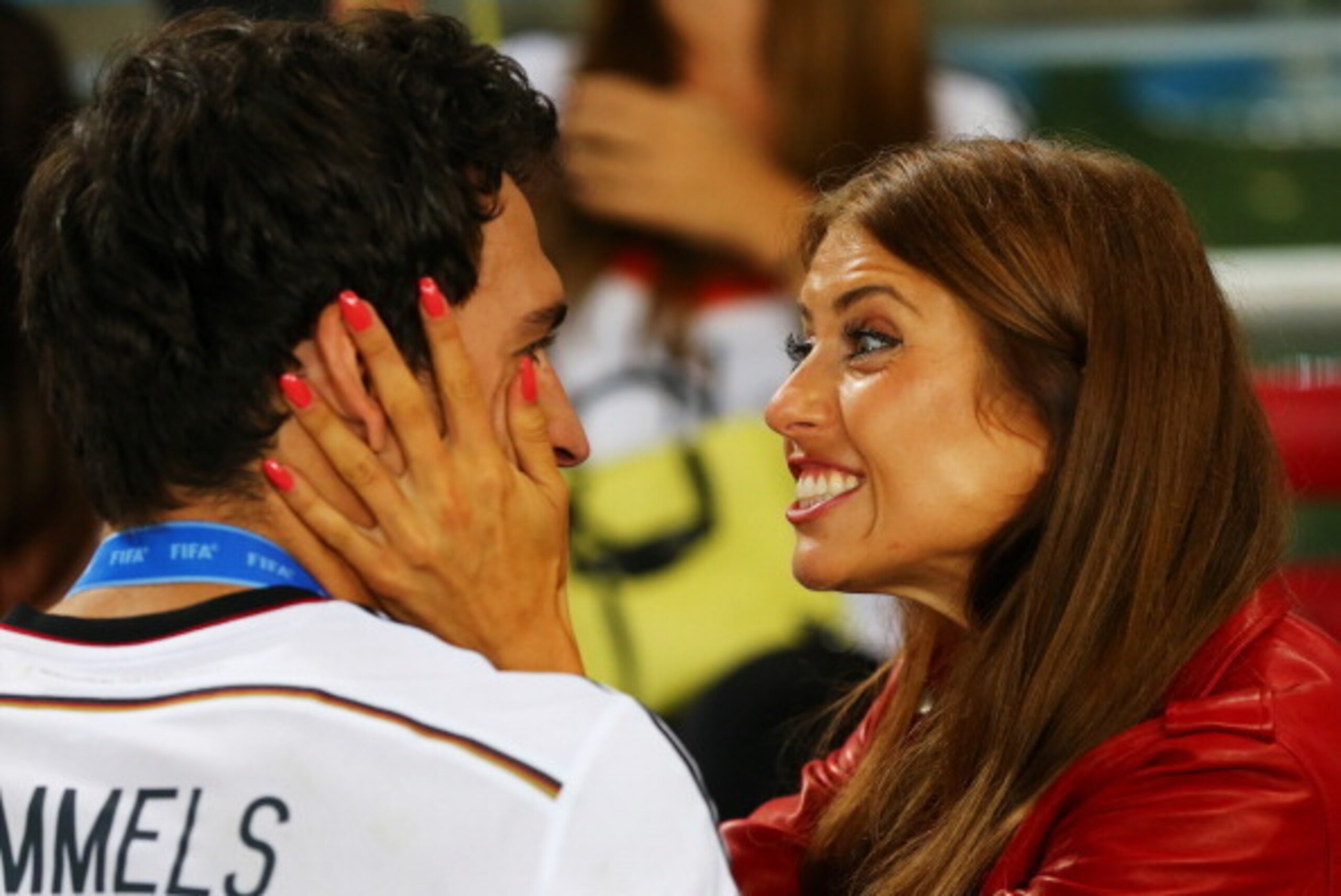 RIO DE JANEIRO, BRAZIL - JULY 13:  Mats Hummels of Germany celebrates with girlfriend Cathy Fischer during the 2014 FIFA World Cup Brazil Final match between Germany and Argentina at Maracana on July 13, 2014 in Rio de Janeiro, Brazil.  (Photo by Martin R