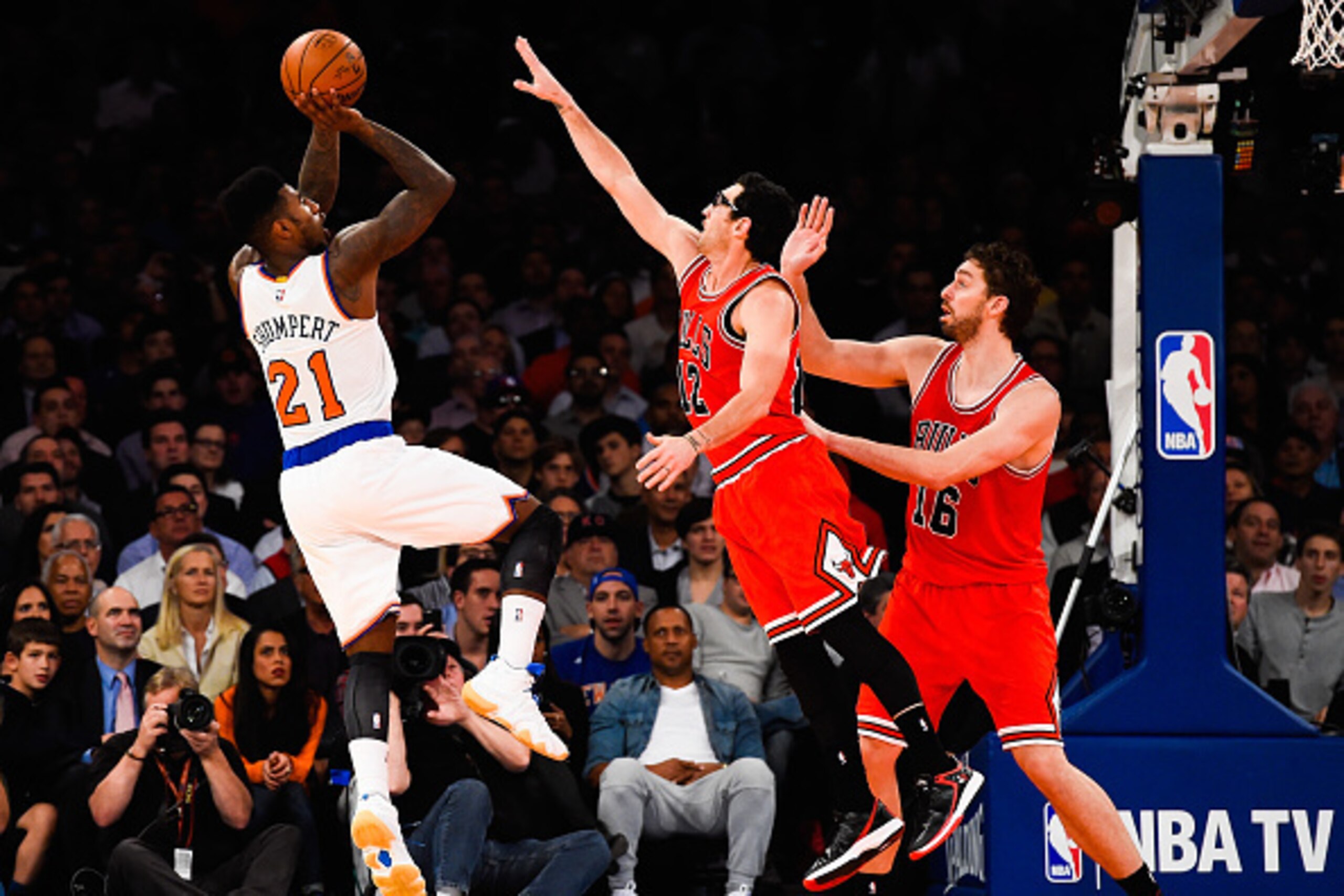 NEW YORK, NY - OCTOBER 29: Iman Shumpert #21 of the New York Knicks attempts a shot over Kirk Hinrich #12 and Pau Gasol #16 of the Chicago Bulls in the second quarter during a game at Madison Square Garden on October 29, 2014 in New York City. NOTE TO USE NEW YORK, NY - OCTOBER 29: Iman Shumpert #21 of the New York Knicks attempts a shot over Kirk Hinrich #12 and Pau Gasol #16 of the Chicago Bulls in the second quarter during a game at Madison Square Garden on October 29, 2014 in New York City. NOTE TO USE