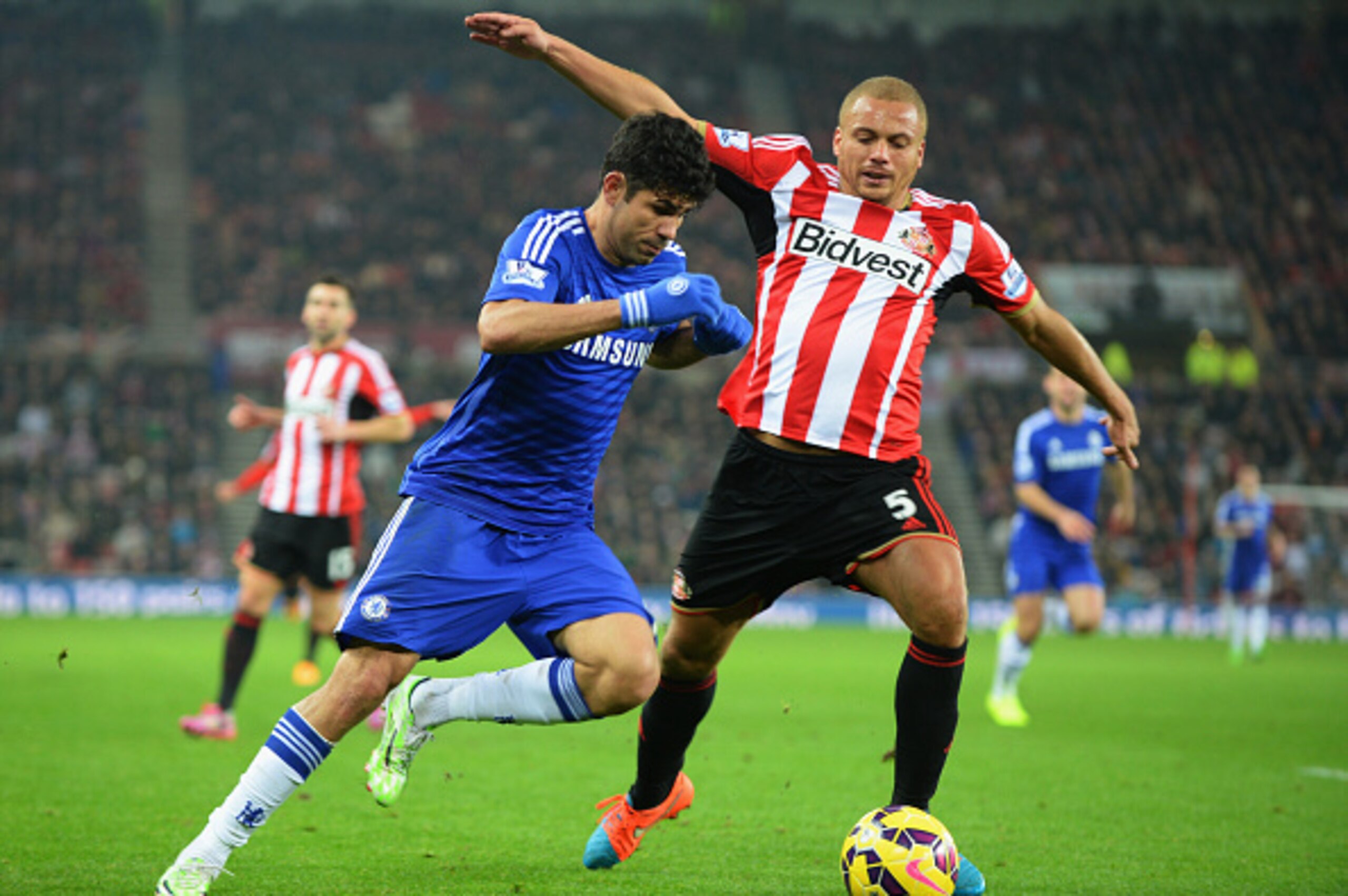 SUNDERLAND, ENGLAND - NOVEMBER 29:  Diego Costa of Chelsea takes on Wes Brown of Sunderland during the Barclays Premier League match between Sunderland and Chelsea at Stadium of Light on November 29, 2014 in Sunderland, England.  (Photo by Tony Marshall/G