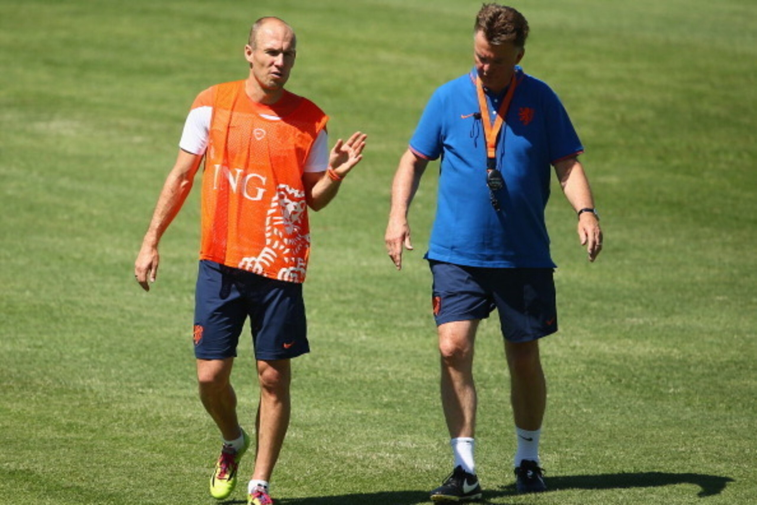 FORTALEZA, BRAZIL - JUNE 28:  Louis van Gaal, manager of Netherlands talks with Arjen Robben during the Netherlands training session at the 2014 FIFA World Cup Brazil held at Estadio Presidente Vargas on June 28, 2014 in Fortaleza, Brazil.  (Photo by Robe