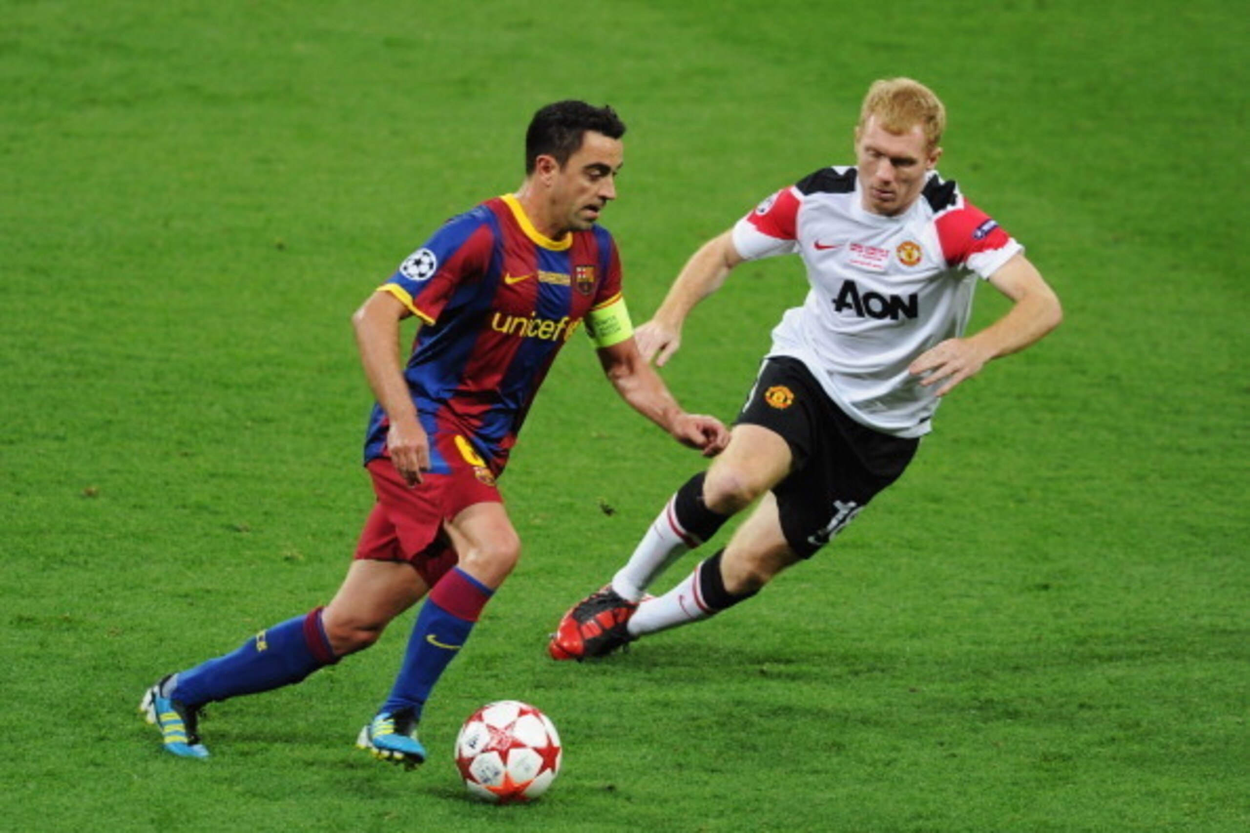 LONDON, ENGLAND - MAY 28:  Xavi of FC Barcelona is watched by Paul Scholes of Manchester United during the UEFA Champions League final between FC Barcelona and Manchester United FC at Wembley Stadium on May 28, 2011 in London, England.  (Photo by Michael 