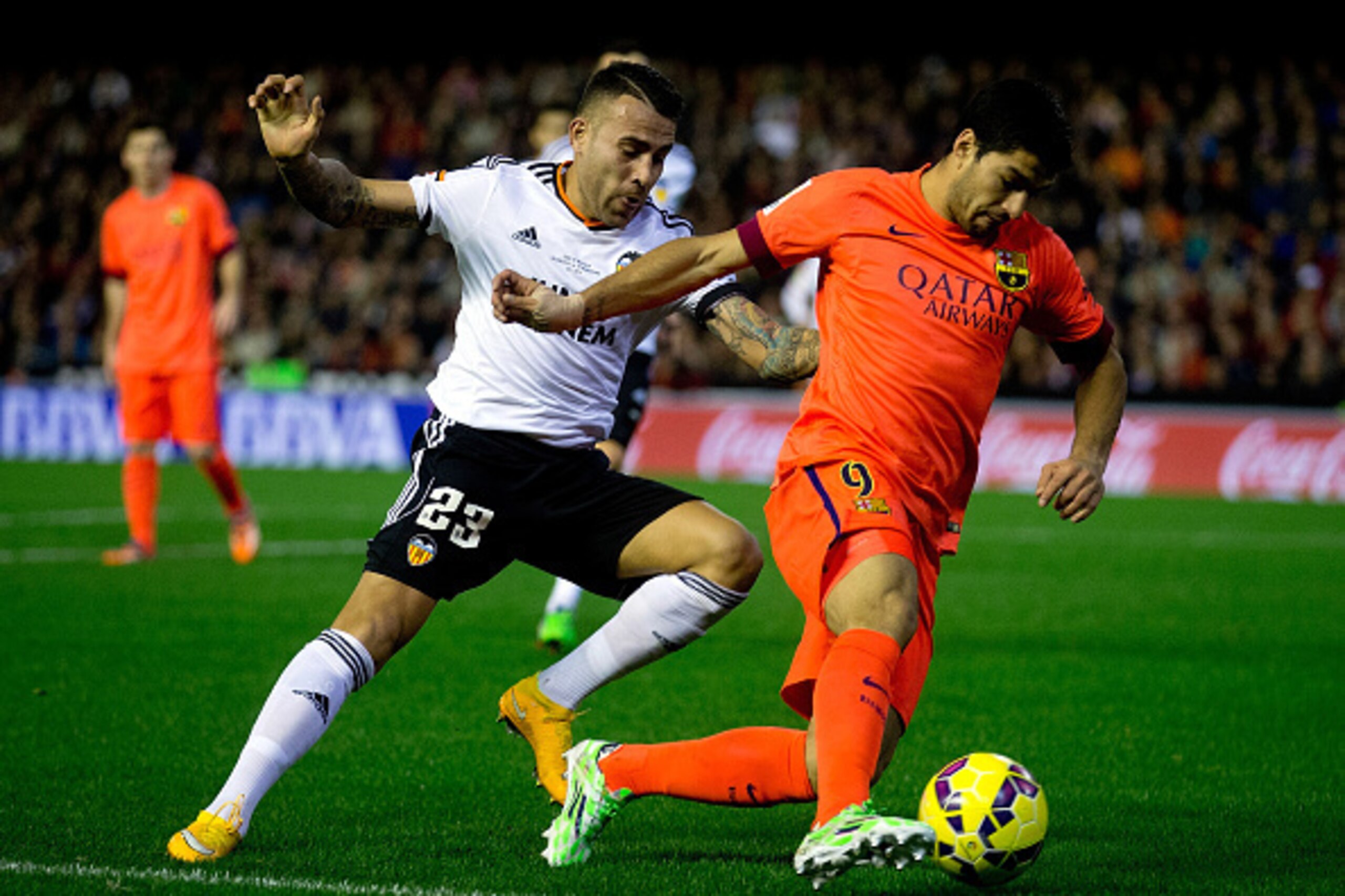 VALENCIA, SPAIN - NOVEMBER 30: Luis Suarez (R) of FC Barcelona competes for the ball with Nicolas Otamendi (L) of Valencia CF during the La Liga match between Valencia CF and FC Barcelona at Estadi de Mestalla on November 30, 2014 in Valencia, Spain.  (Ph