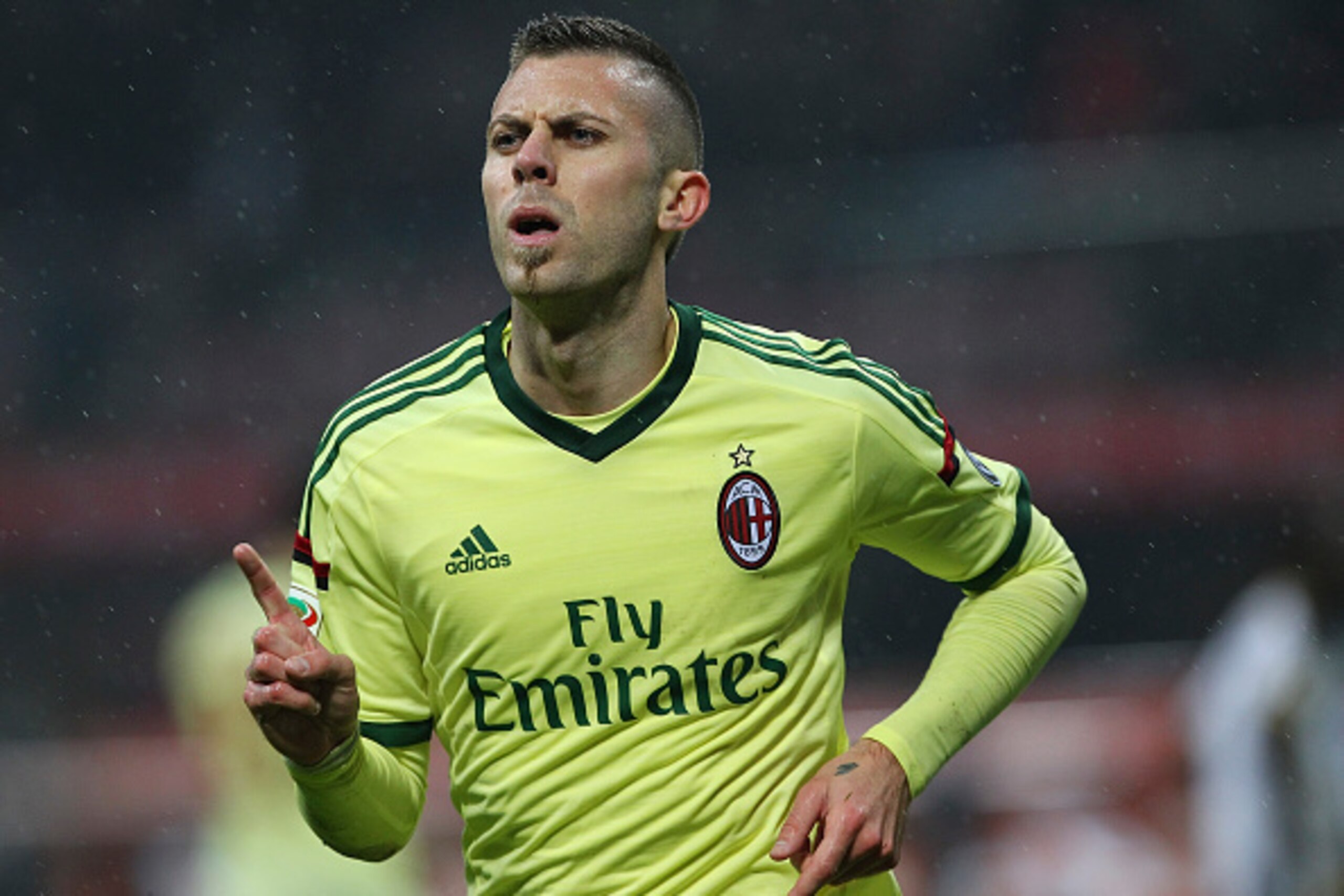 MILAN, ITALY - NOVEMBER 30:  Jeremy Menez of AC Milan celebrates after scoring his second goal during the Serie A match between AC Milan and Udinese Calcio at Stadio Giuseppe Meazza on November 30, 2014 in Milan, Italy.  (Photo by Marco Luzzani/Getty Imag