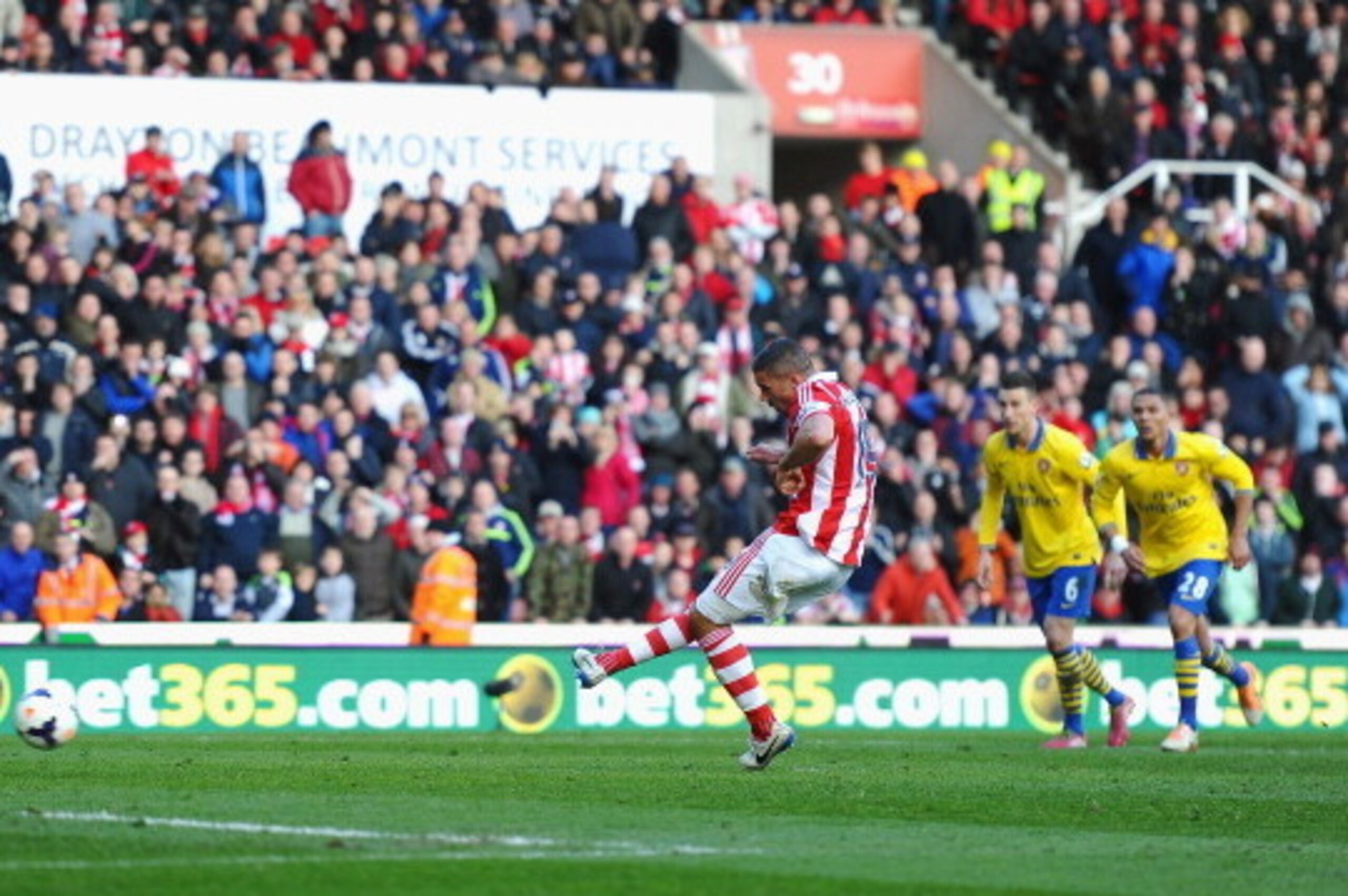 STOKE ON TRENT, ENGLAND - MARCH 01: Jonathan Walters of Stoke City scores from the penalty spot during the Barclays Premier League match between Stoke City and Arsenal at Britannia Stadium on March 1, 2014 in Stoke on Trent, England.  (Photo by Laurence G