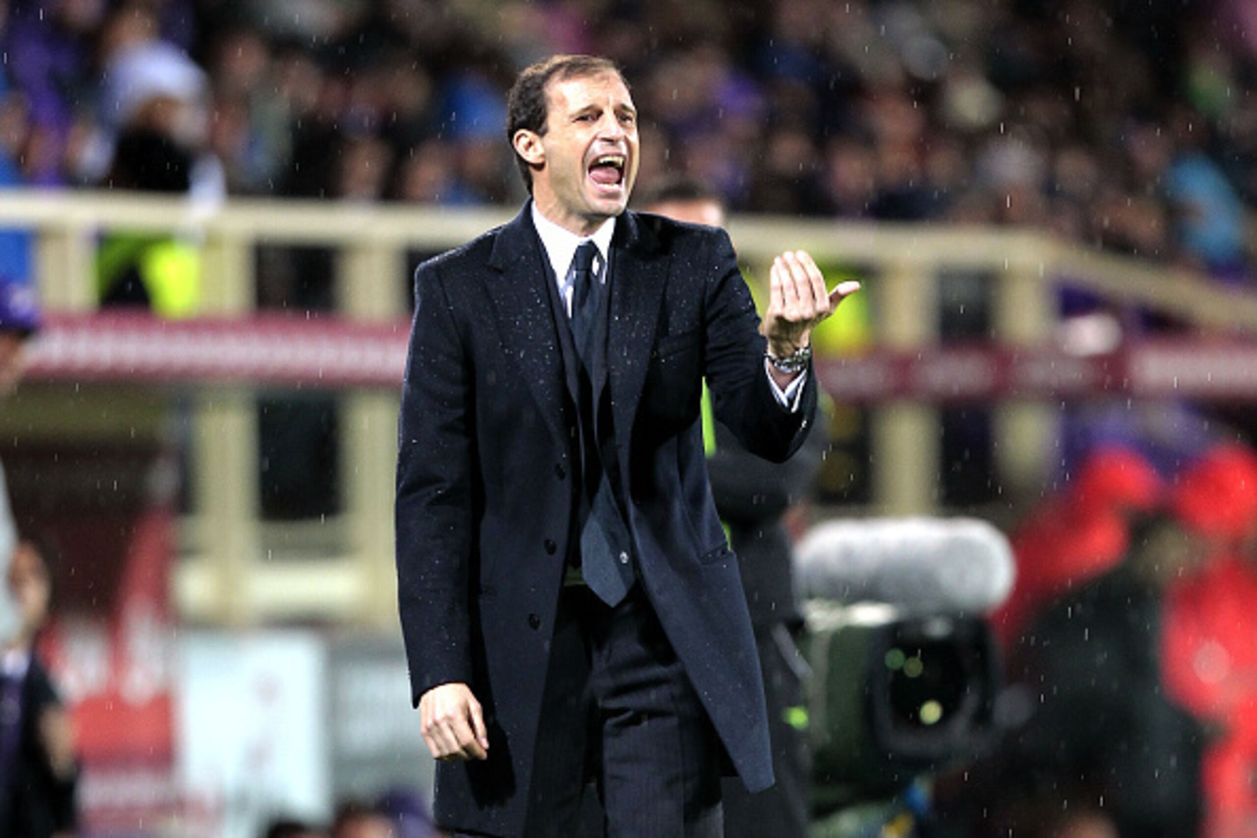 FLORENCE, ITALY - DECEMBER 05: Massimiliano Allegri head coach of Juventus FC gestures during the Serie A match between ACF Fiorentina and Juventus FC at Stadio Artemio Franchi on December 5, 2014 in Florence, Italy.  (Photo by Gabriele Maltinti/Getty Ima