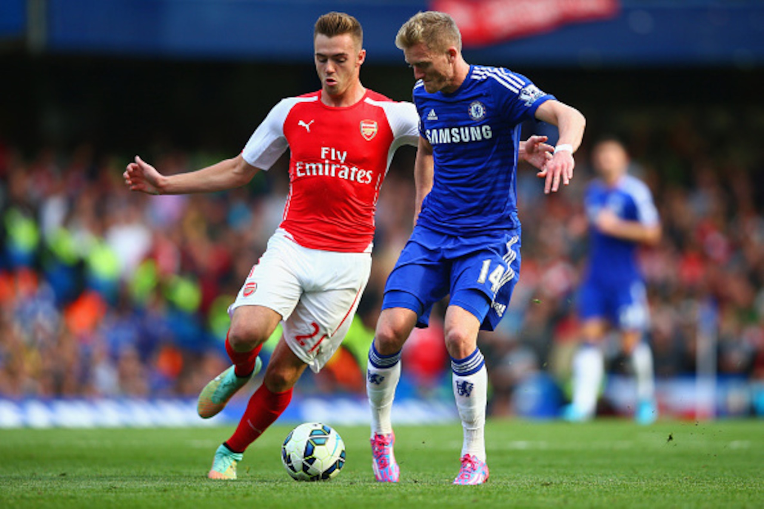 LONDON, ENGLAND - OCTOBER 05:  Calum Chambers of Arsenal and Andre Schuerrle of Chelsea battle for the ball during the Barclays Premier League match between Chelsea and Arsenal at Stamford Bridge on October 4, 2014 in London, England.  (Photo by Paul Gilh