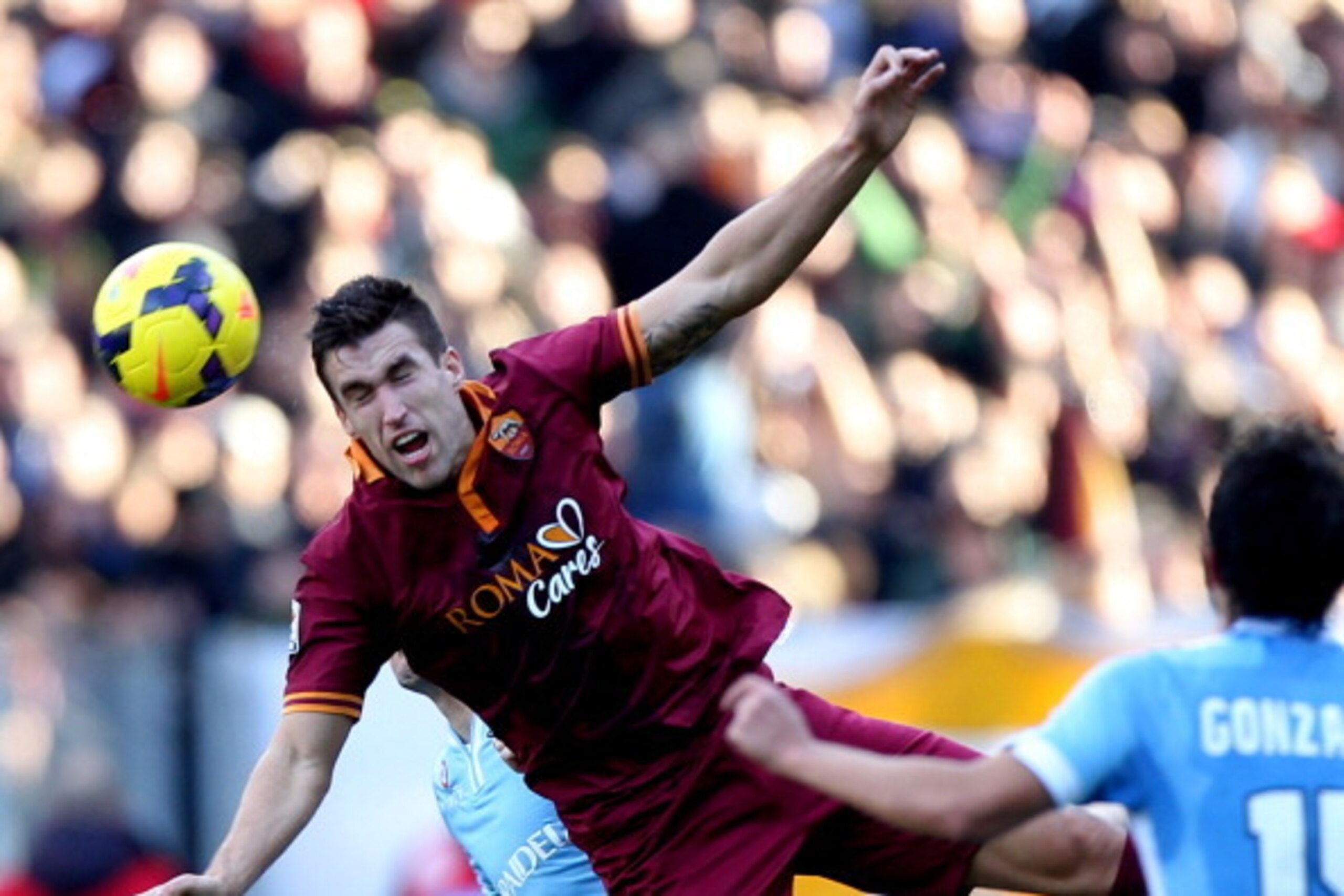 ROME, ITALY - FEBRUARY 09:  Kevin Strootman of AS Roma in action during the Serie A match between SS Lazio and AS Roma at Stadio Olimpico on February 9, 2014 in Rome, Italy.  (Photo by Paolo Bruno/Getty Images)