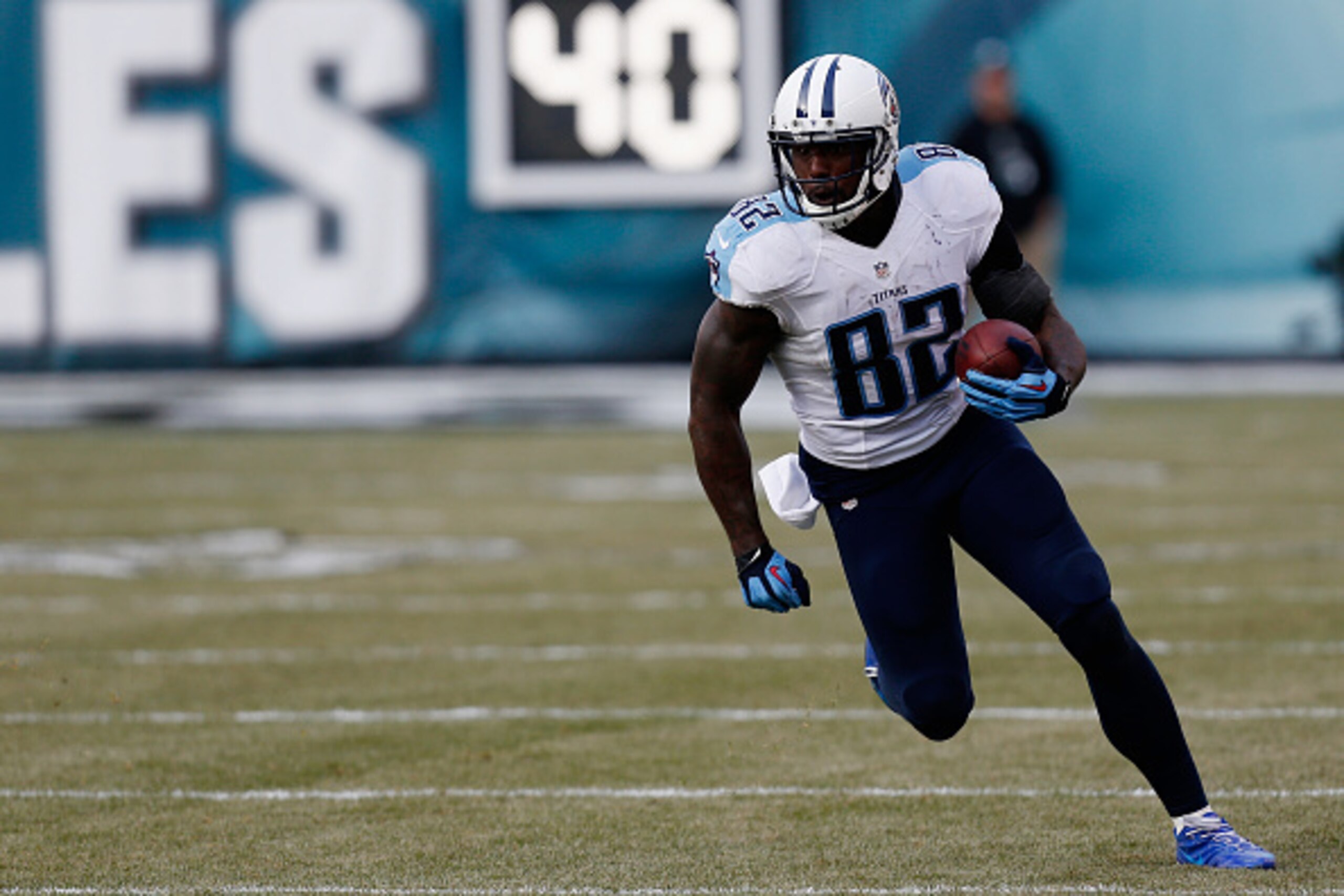 PHILADELPHIA, PA - NOVEMBER 23: Delanie Walker #82 of the Tennessee Titans runs the ball against the Philadelphia Eagles in the second quarter of the game at Lincoln Financial Field on November 23, 2014 in Philadelphia, Pennsylvania. (Photo by Jeff Zelev PHILADELPHIA, PA - NOVEMBER 23: Delanie Walker #82 of the Tennessee Titans runs the ball against the Philadelphia Eagles in the second quarter of the game at Lincoln Financial Field on November 23, 2014 in Philadelphia, Pennsylvania. (Photo by Jeff Zelev