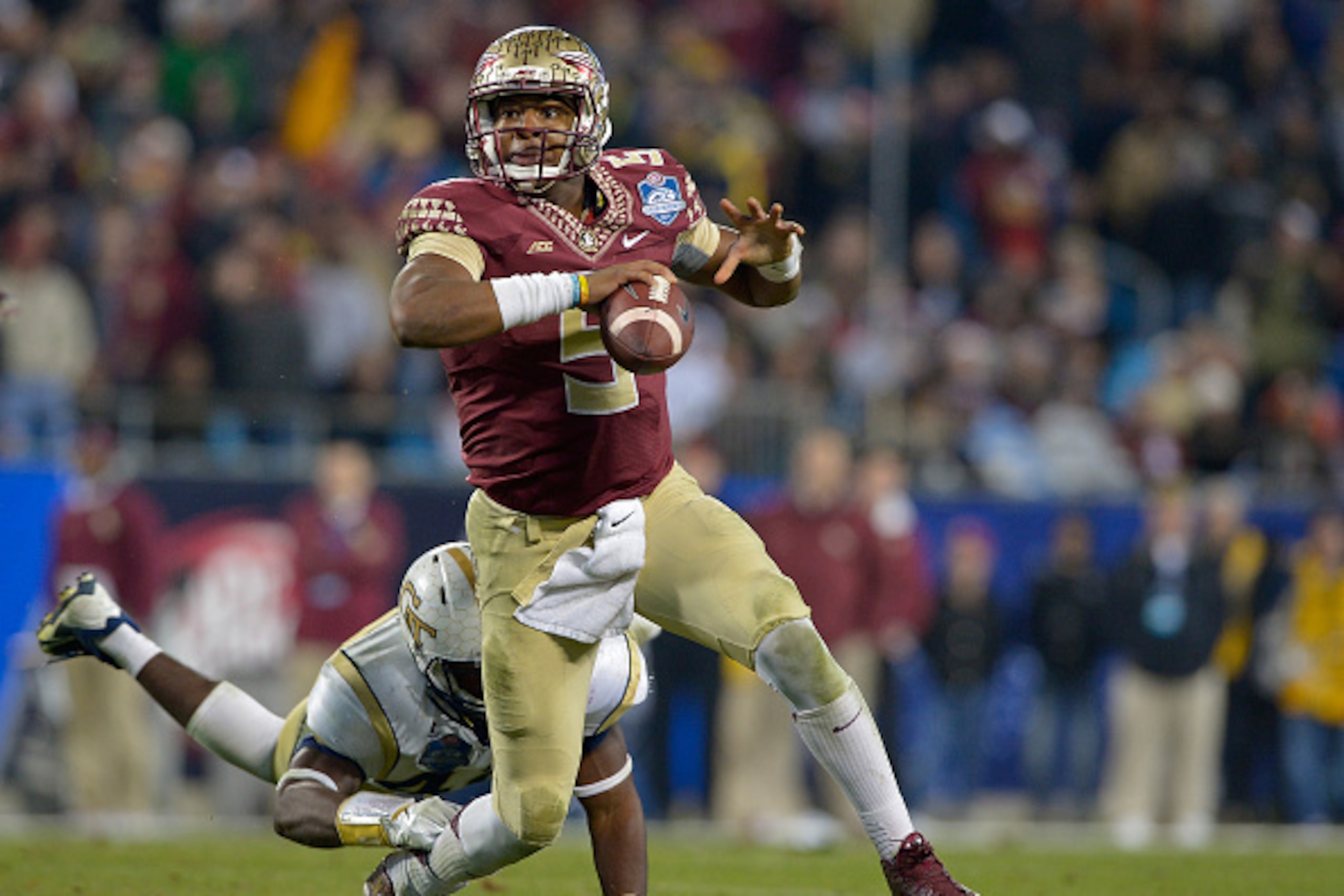 CHARLOTTE, NC - DECEMBER 06:  Jameis Winston #5 of the Florida State Seminoles avoids a sack by Shaun Kagawa #44 of the Georgia Tech Yellow Jackets during the Atlantic Coast Conference championship game on December 6, 2014 in Greenville, North Carolina. F