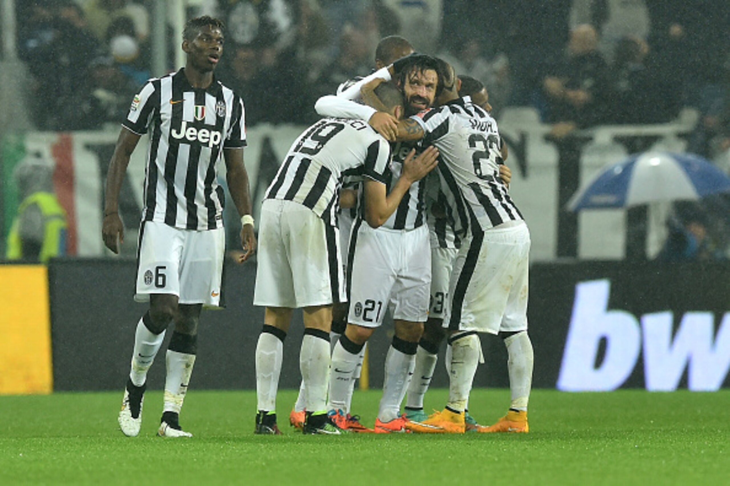 TURIN, ITALY - NOVEMBER 30:  Andrea Pirlo (C) of Juventus FC celebrates his goal with team mates during the Serie A match between Juventus FC and Torino FC at Juventus Arena on November 30, 2014 in Turin, Italy.  (Photo by Valerio Pennicino/Getty Images)