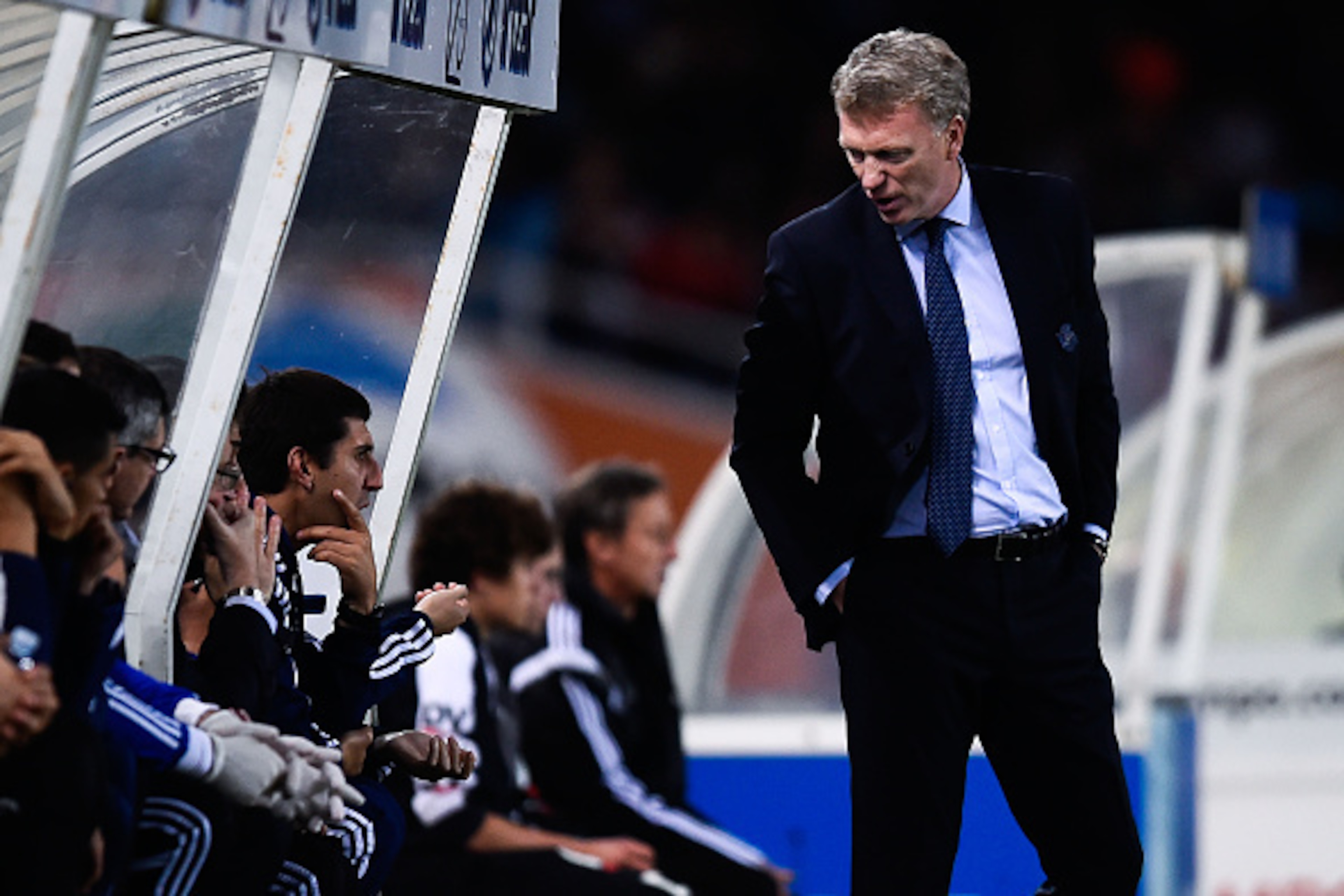 SAN SEBASTIAN, SPAIN - NOVEMBER 28:  Head coach David Moyes of Real Sociedad discusses with his assistants during the La Liga match between Real Socided and Elche FC at Estadio Anoeta on November 28, 2014 in San Sebastian, Spain.  (Photo by David Ramos/Ge