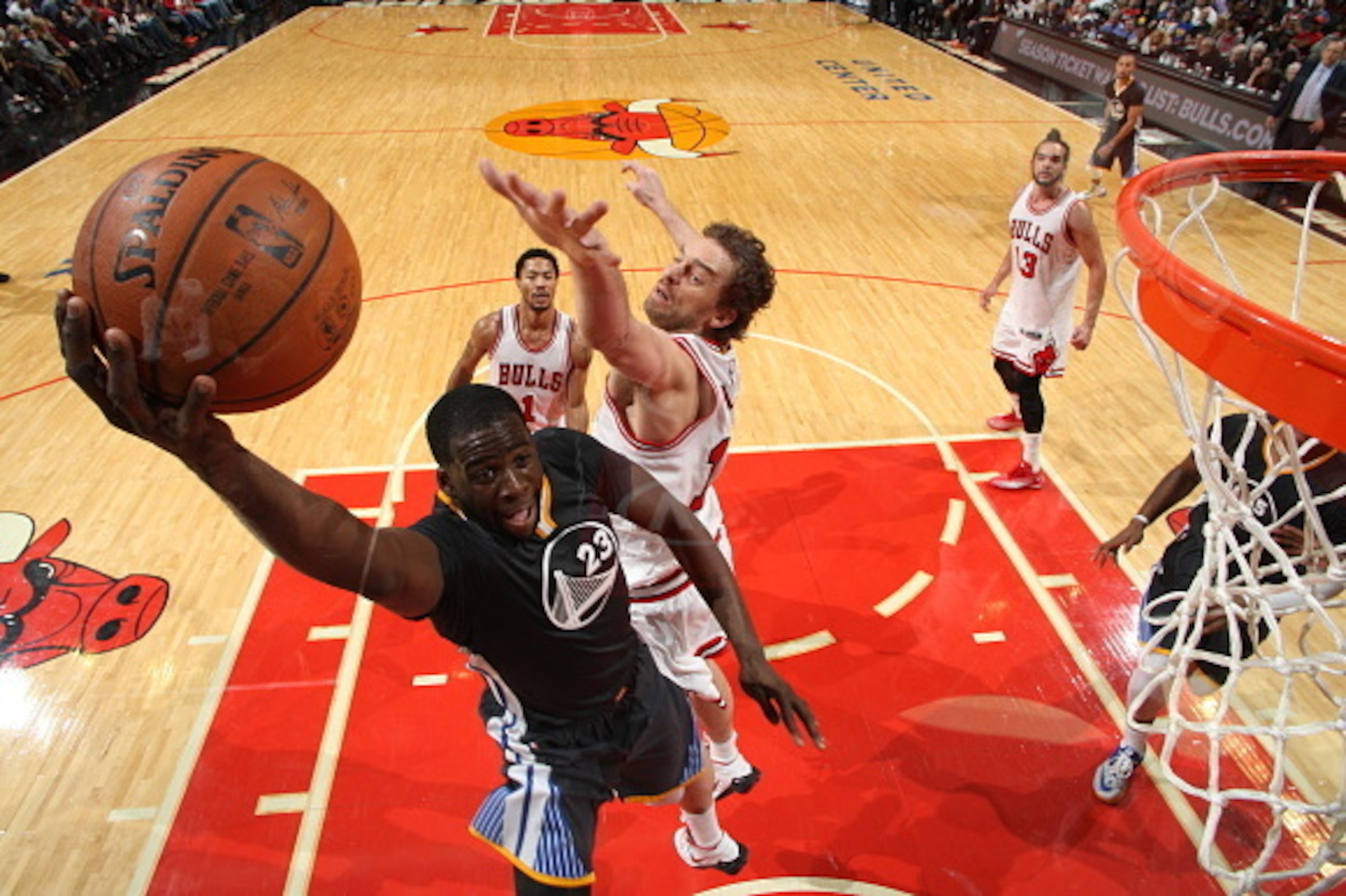 CHICAGO, IL - DECEMBER 6:  Draymond Green #23 of the Golden State Warriors shoots the ball against the Chicago Bulls during the game on December 6, 2014 at the United Center in Chicago, Illinois. NOTE TO USER: User expressly acknowledges and agrees that, 