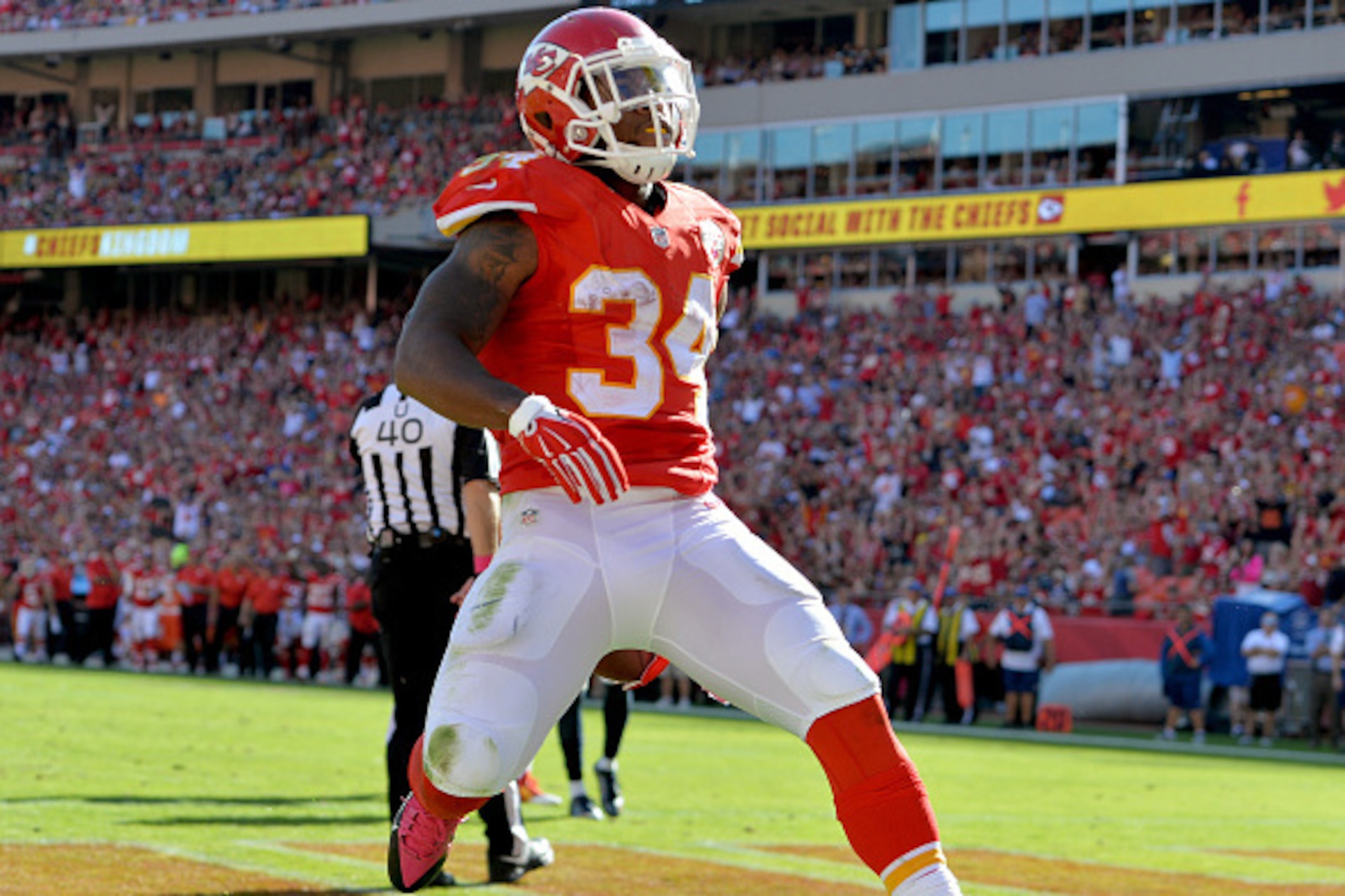 KANSAS CITY, MO - OCTOBER 26:  Knile Davis #34 of the Kansas City Chiefs scores a touchdown against the St. Louis Rams during the fourth quarter at Arrowhead Stadium on October 26, 2014 in Kansas City, Missouri.  (Photo by Peter Aiken/Getty Images)